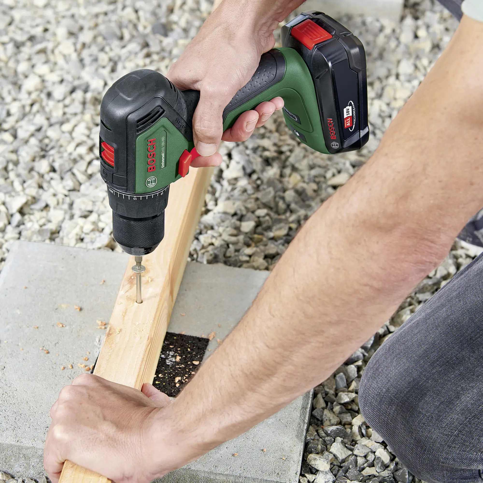 Bosch Akku-Bohrschrauber UniversalDrill 18 V mit 2 Akkus & Ladegerät