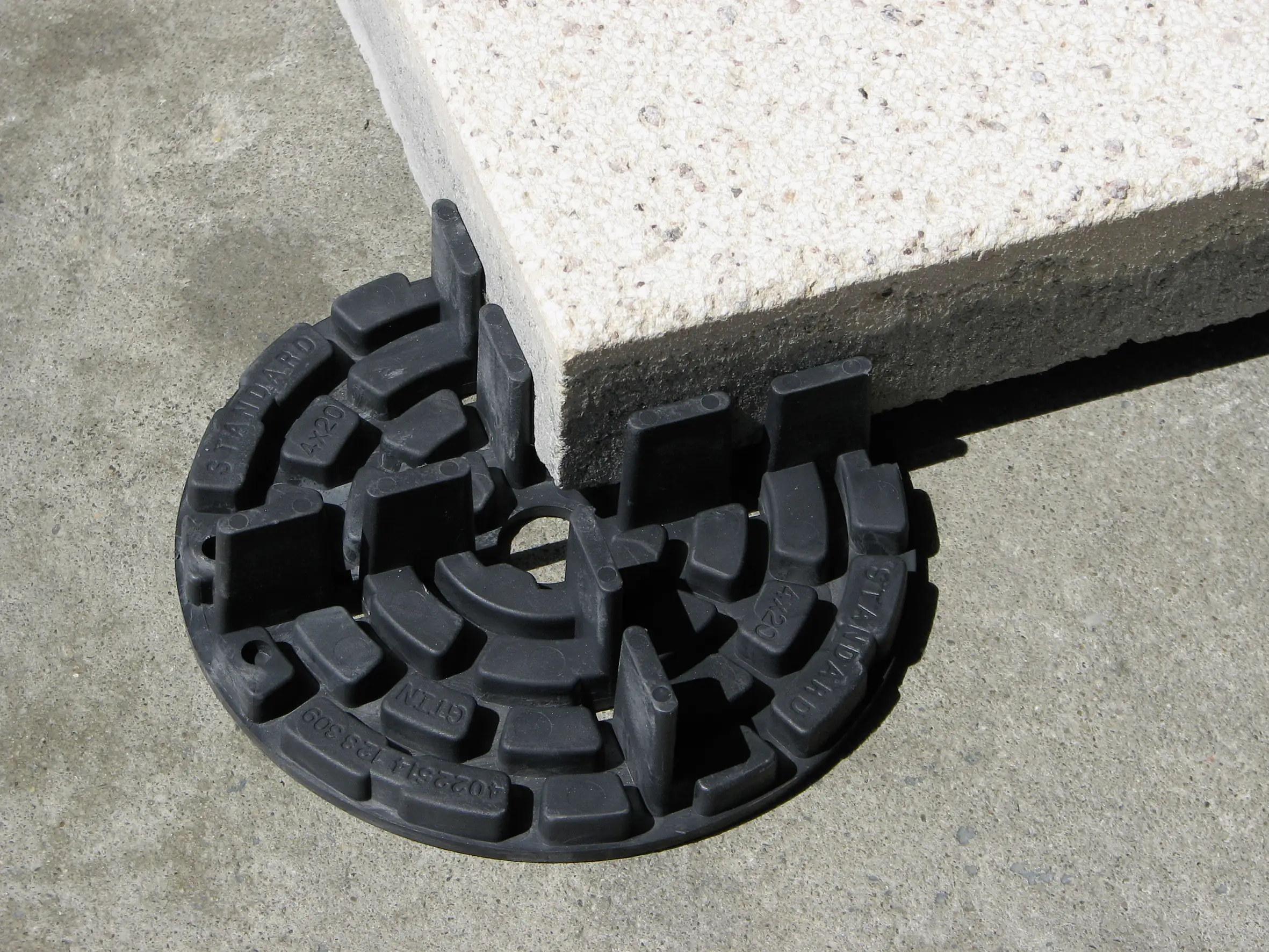 Kann Plattenlager für Betonplatten schwarz