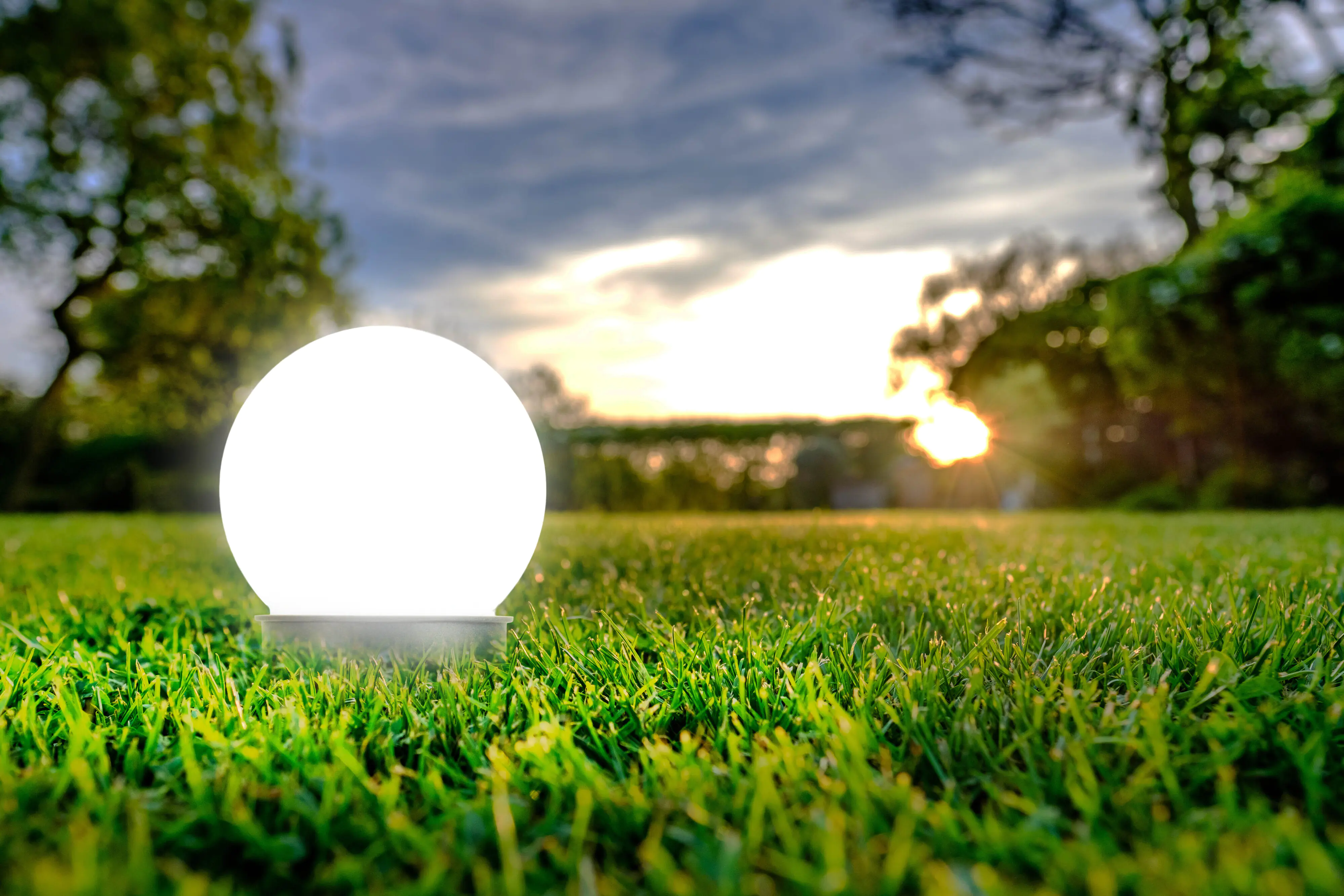 Light & More LED Solarleuchte Kugel schwarz