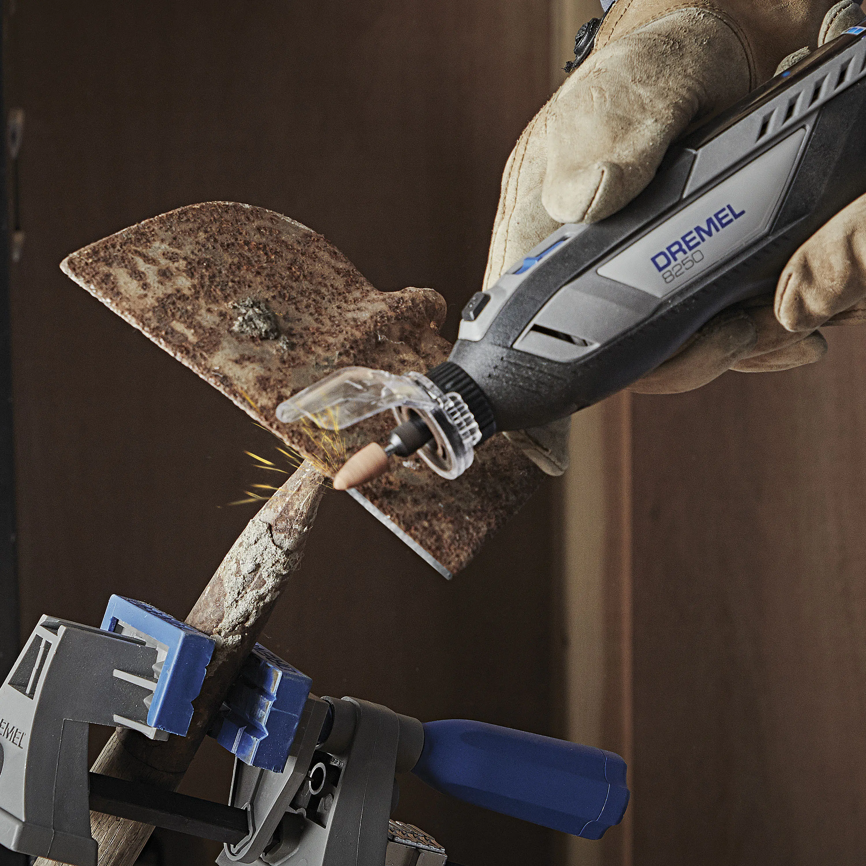 Dremel Akku-Multitool 8250-5 12V 2 Ah mit 5-teiligem Zubehör Dremel Akku-Multitool 8250-5 12V 2 Ah mit 5-teiligem Zubehör