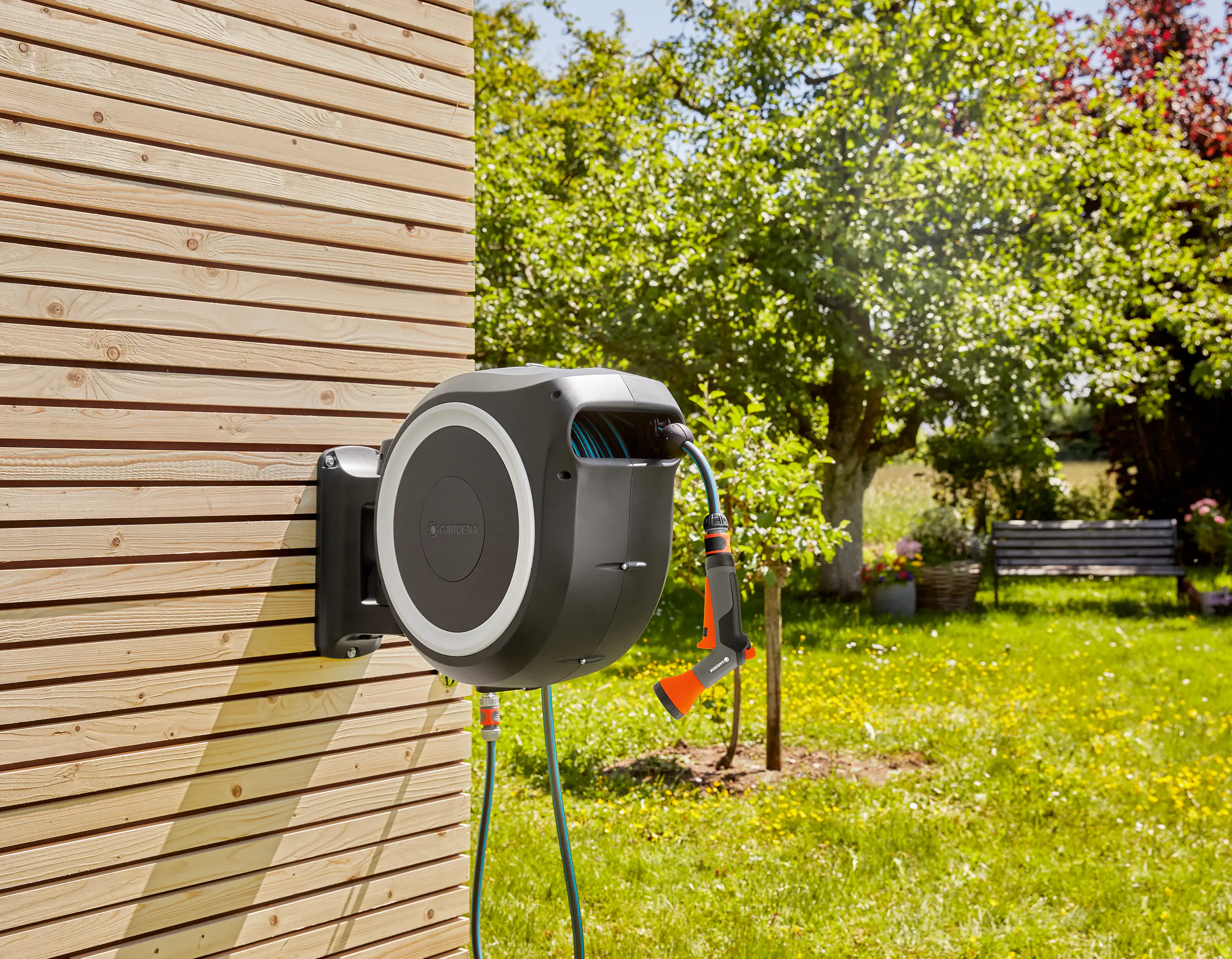 Gardena Wand-Schlauchbox mit 30 m Schlauch, Spritze und Brause Gardena Wand-Schlauchbox mit 30 m Schlauch, Spritze und Brause