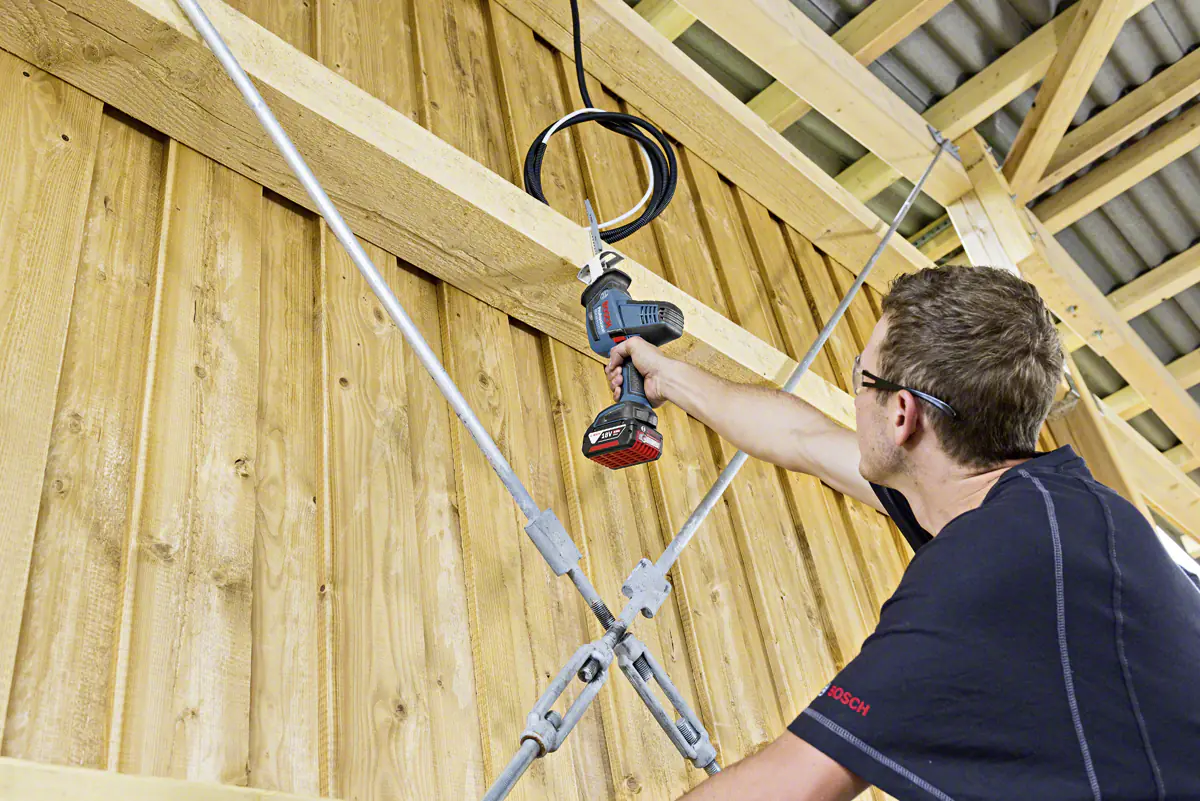 Bosch Professional Akku-Säbelsäge GSA 18 V-LI C Solo in L-Boxx