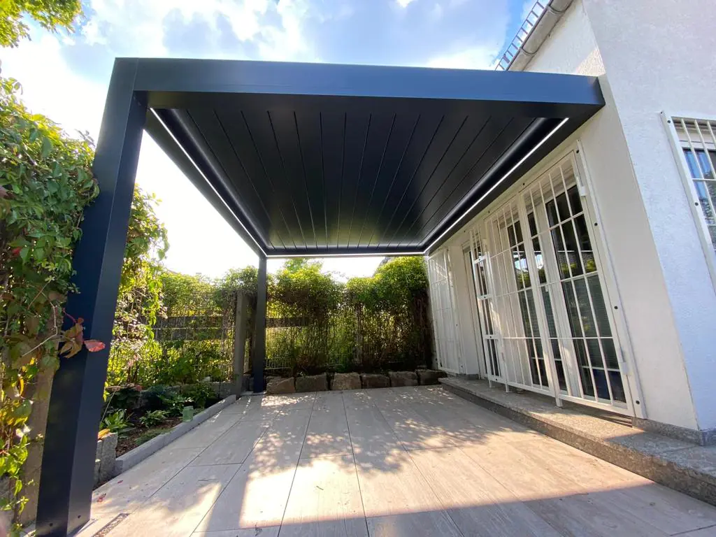 Lamellen Terrassenüberdachung 480 x 406,7 x 273 cm grau