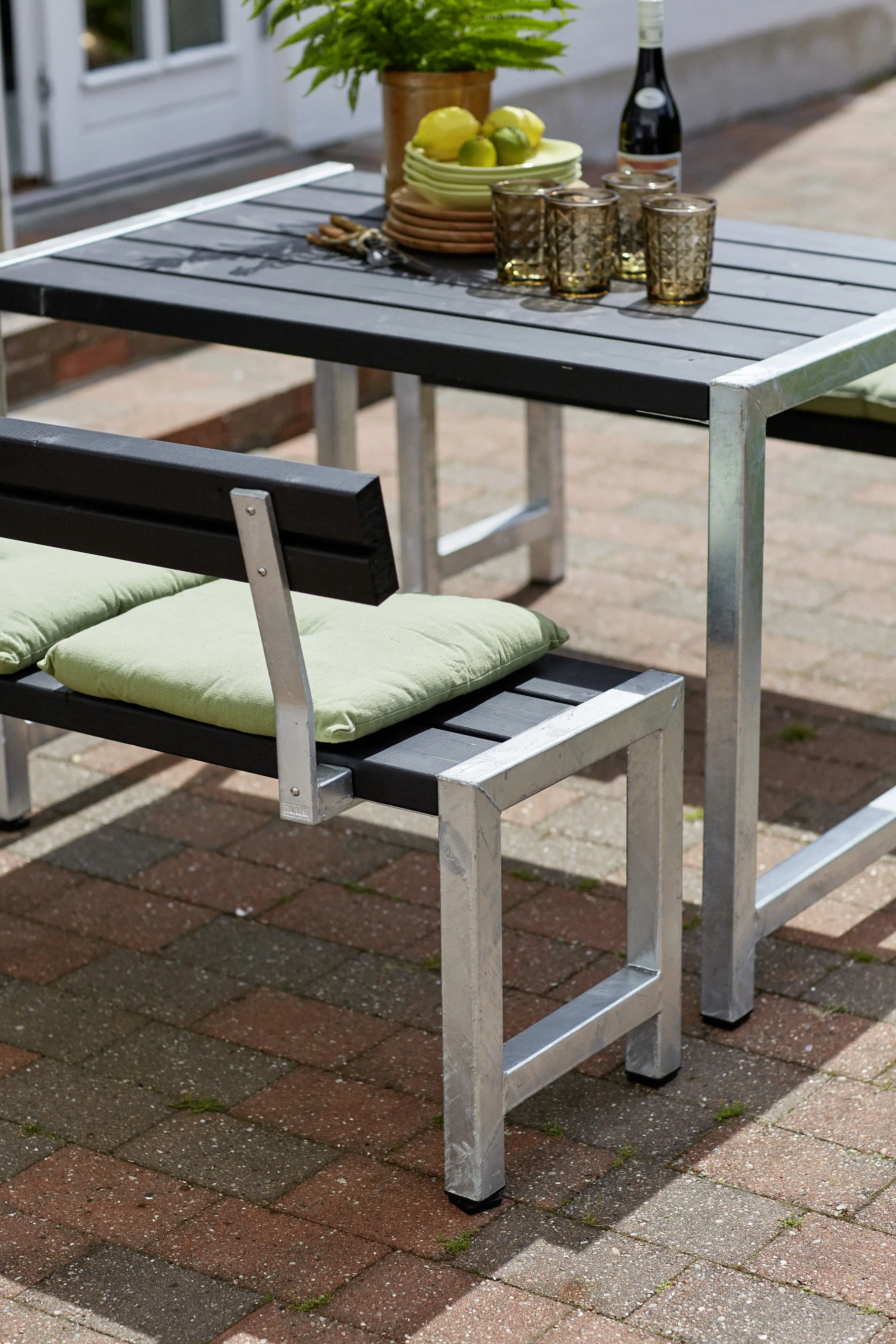 Plus Cafegarnitur Tisch und 2 Bänke & 2 Rückenlehnen   RAL 9005 Schwarz