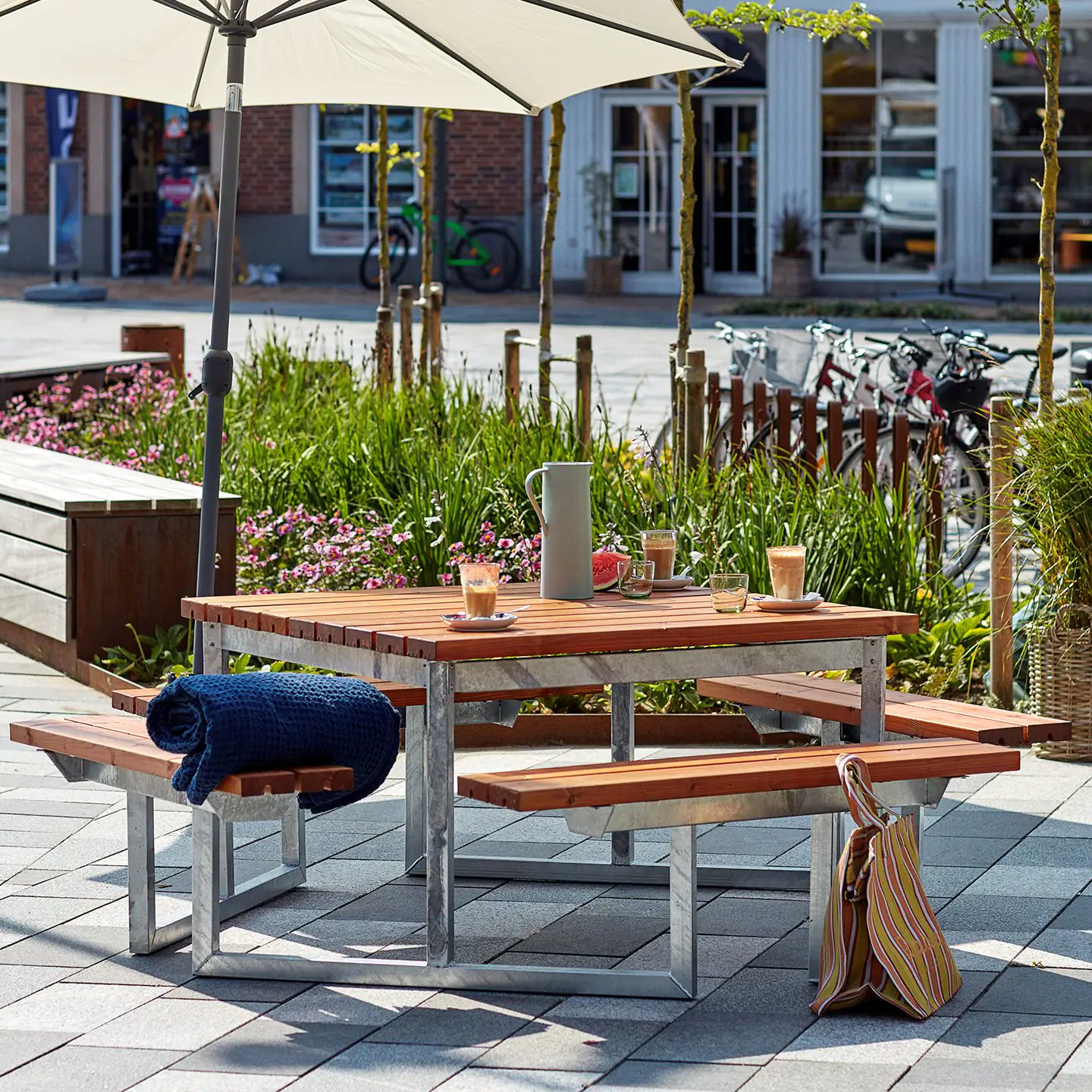 Plus Picknicktisch Twist Stahl-Holz 204 x 204 x 73 cm teak 