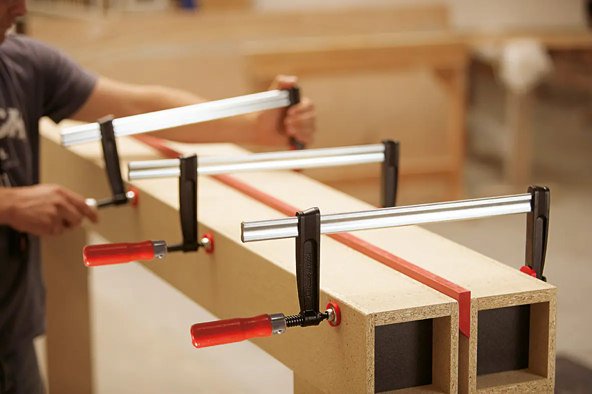 Bessey Tempergusszwinge mit Schutzkappen Bessey Tempergusszwinge mit Schutzkappen