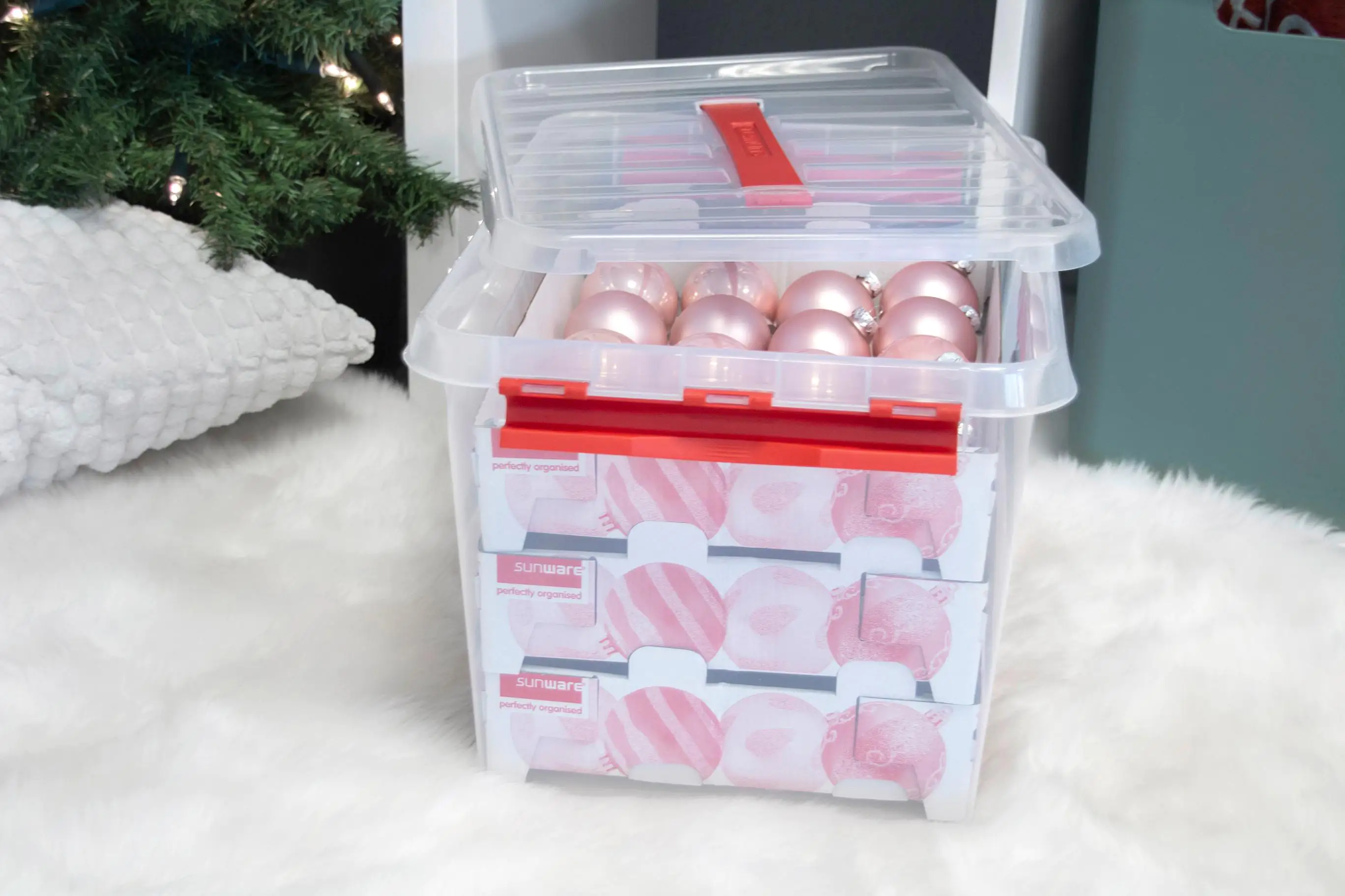 Sunware Weihnachtsbox Q-line 22L mit Einsatz für 60 Kugeln transparent rot