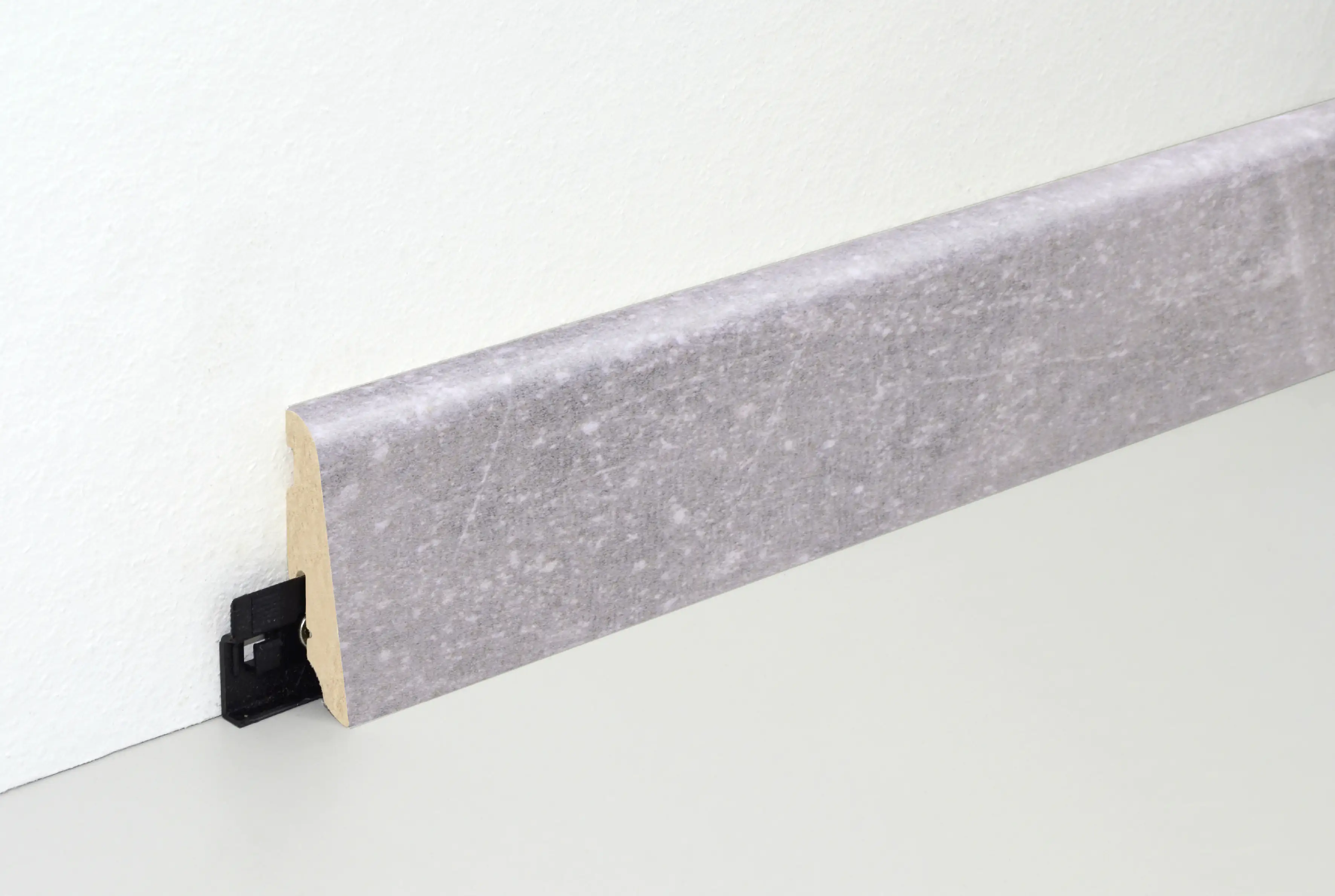 9010115223981_2450308 Neuhofer Fußleiste 240 cm 58 x 19 mm Sichtestrich hell