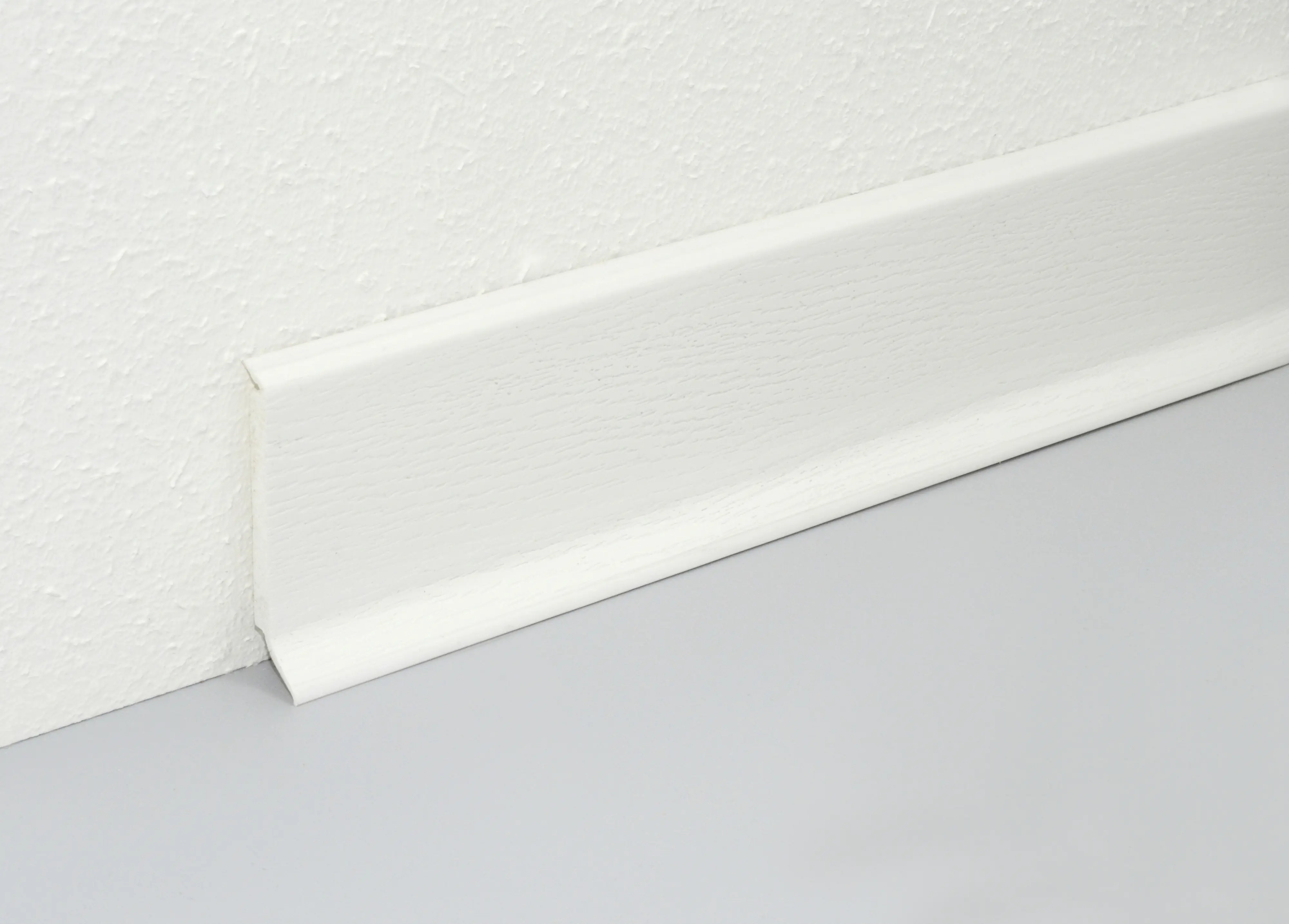 FN Neuhofer Kernsockelleiste 250 cm 60 x 14 mm weiß