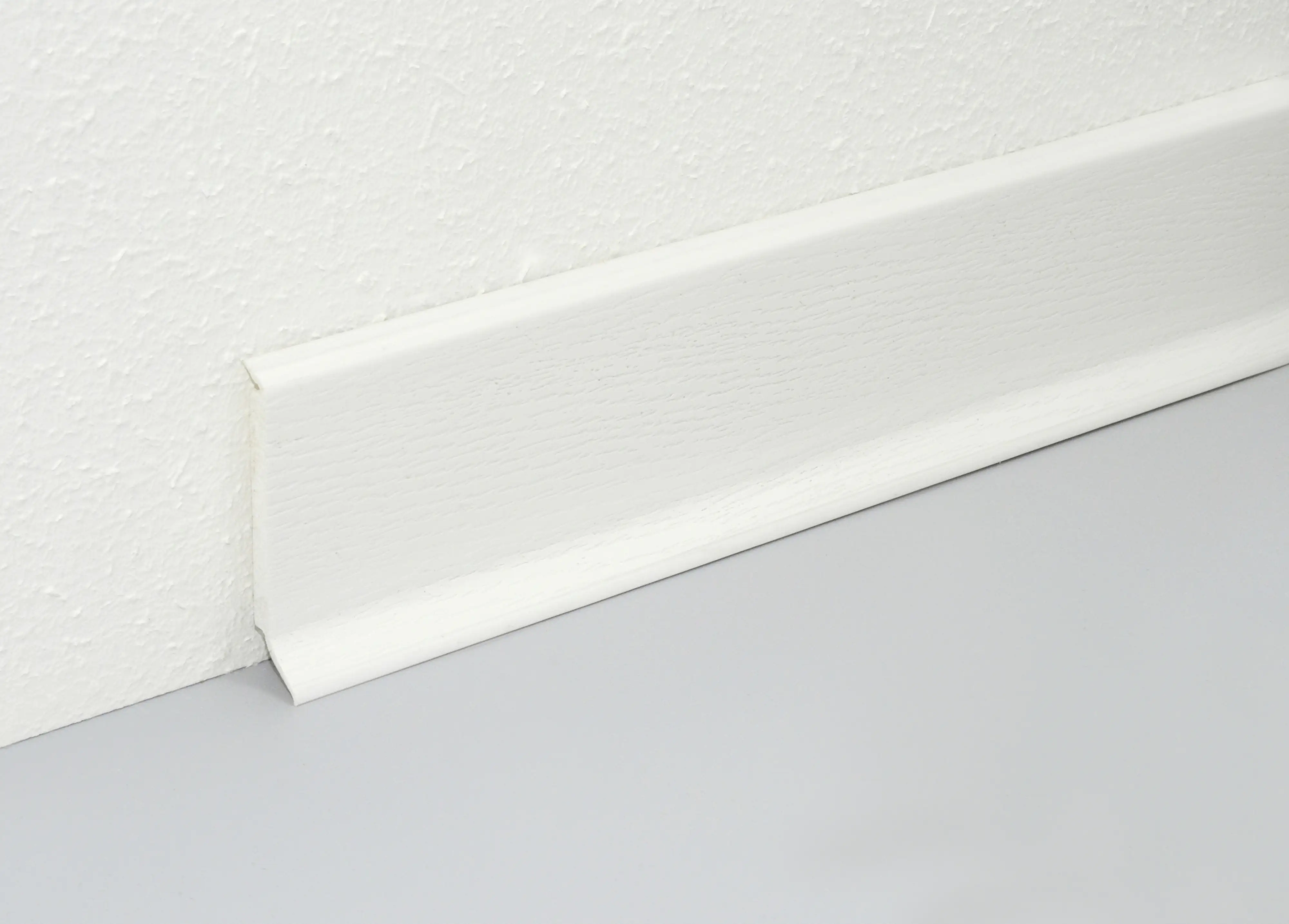 FN Neuhofer Kernsockelleiste 250 cm 60 x 14 mm weiß