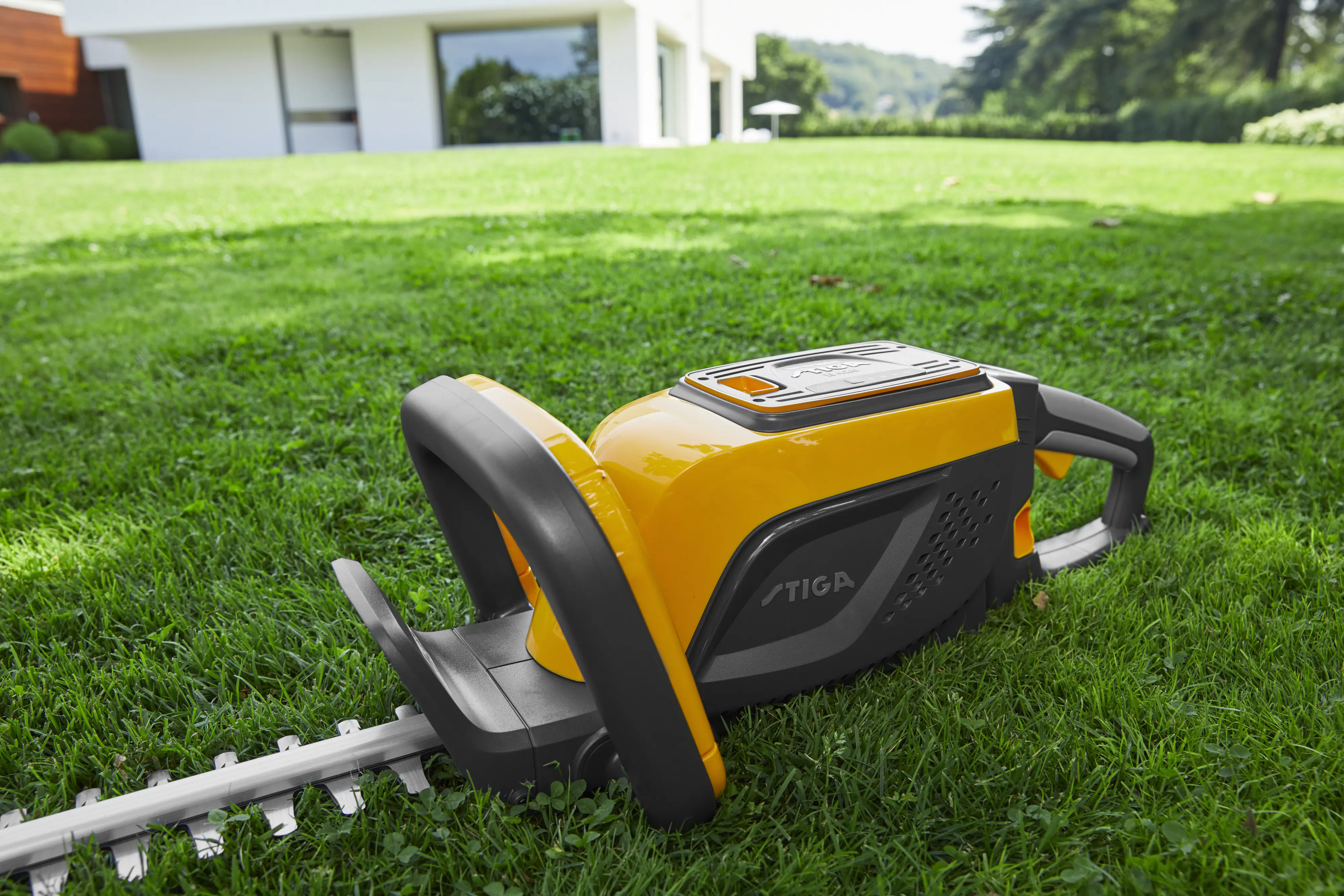 Stiga Akku-Heckenschere HT 500e Schnittlänge 51 cm 2 Ah 48 Volt