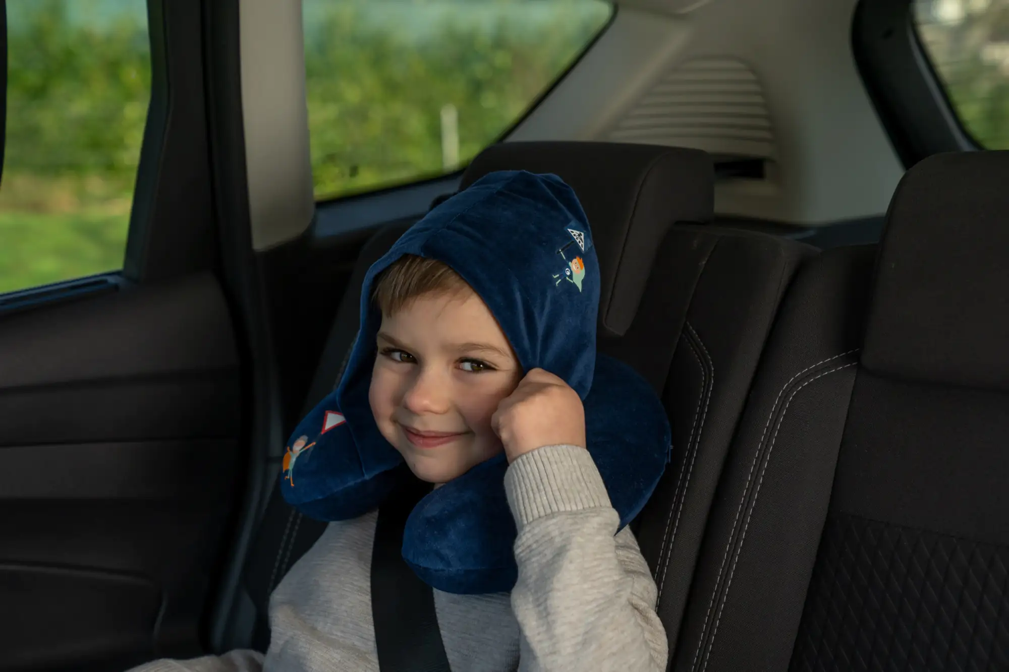 Cartrend Kids Nackenkissen mit Kapuze blau