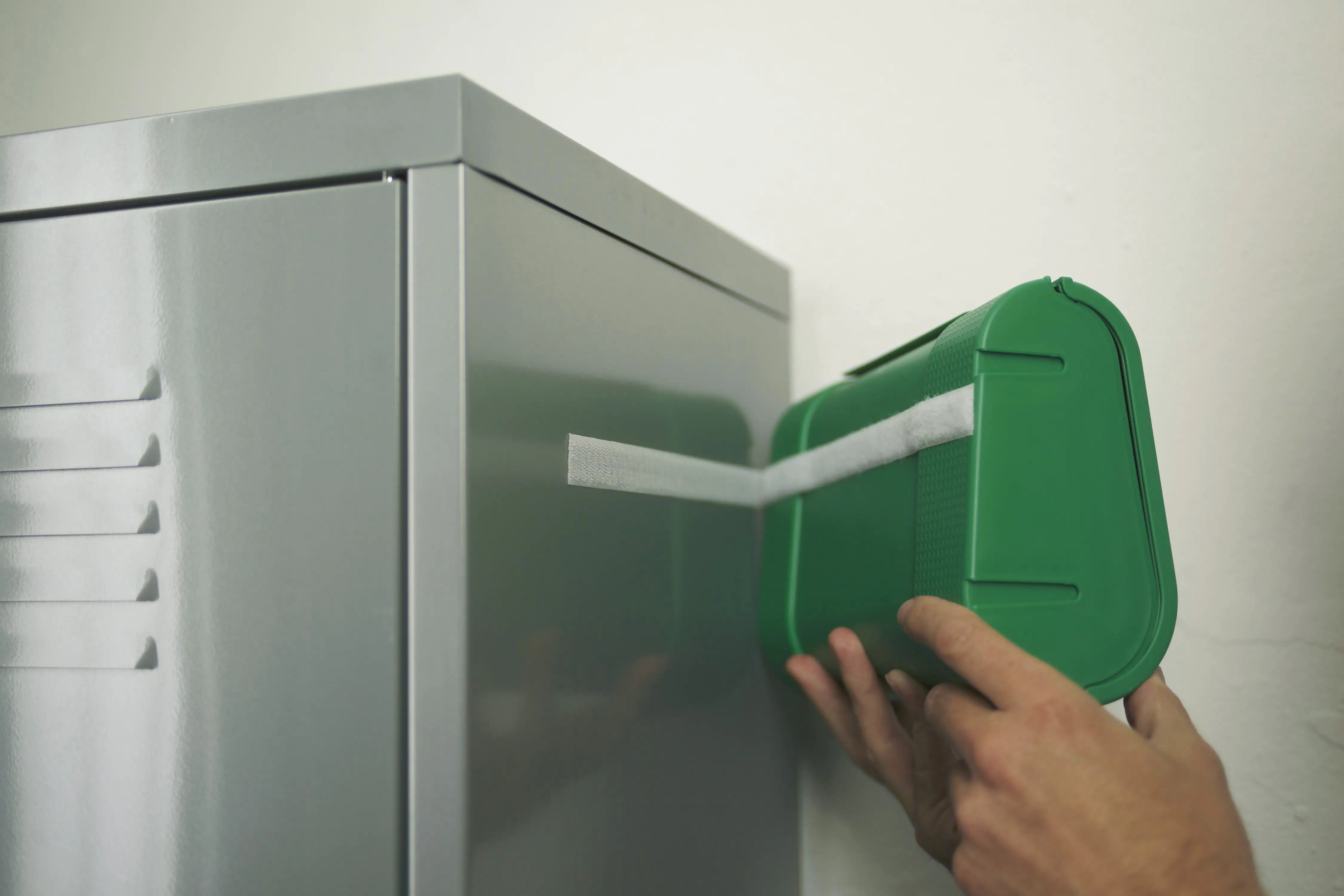 tesa On & Off Klettband 1 m x 20 mm, schwarz