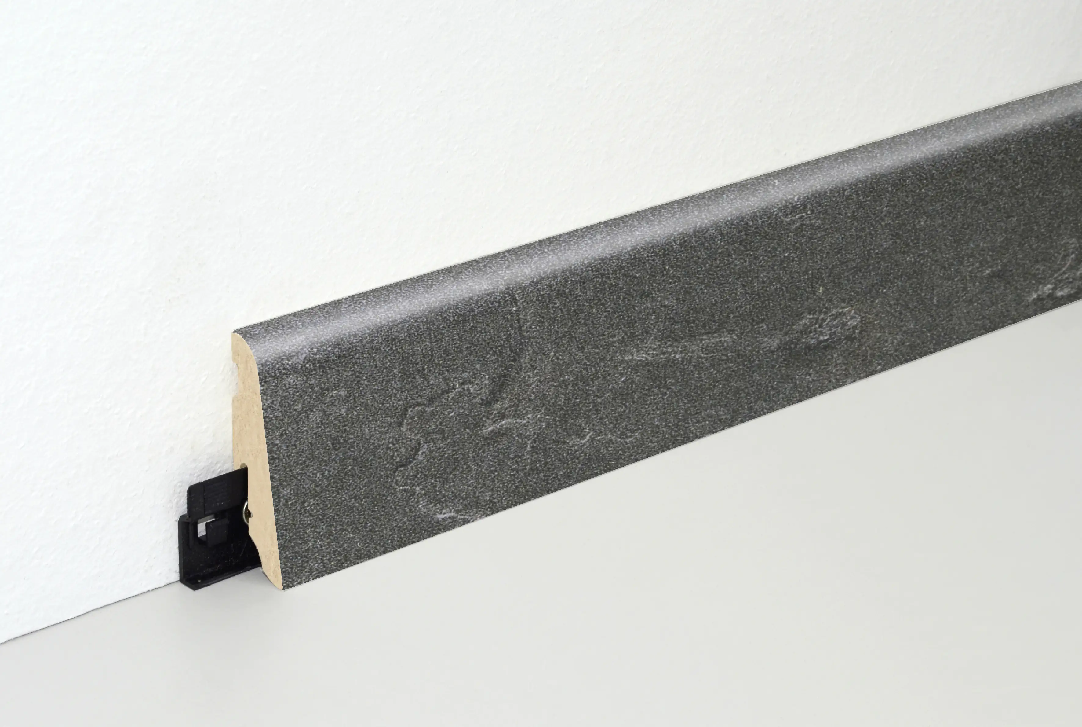 9010115224001_2450309 Neuhofer Fußleiste 240 cm 58 x 19 mm Ölschiefer