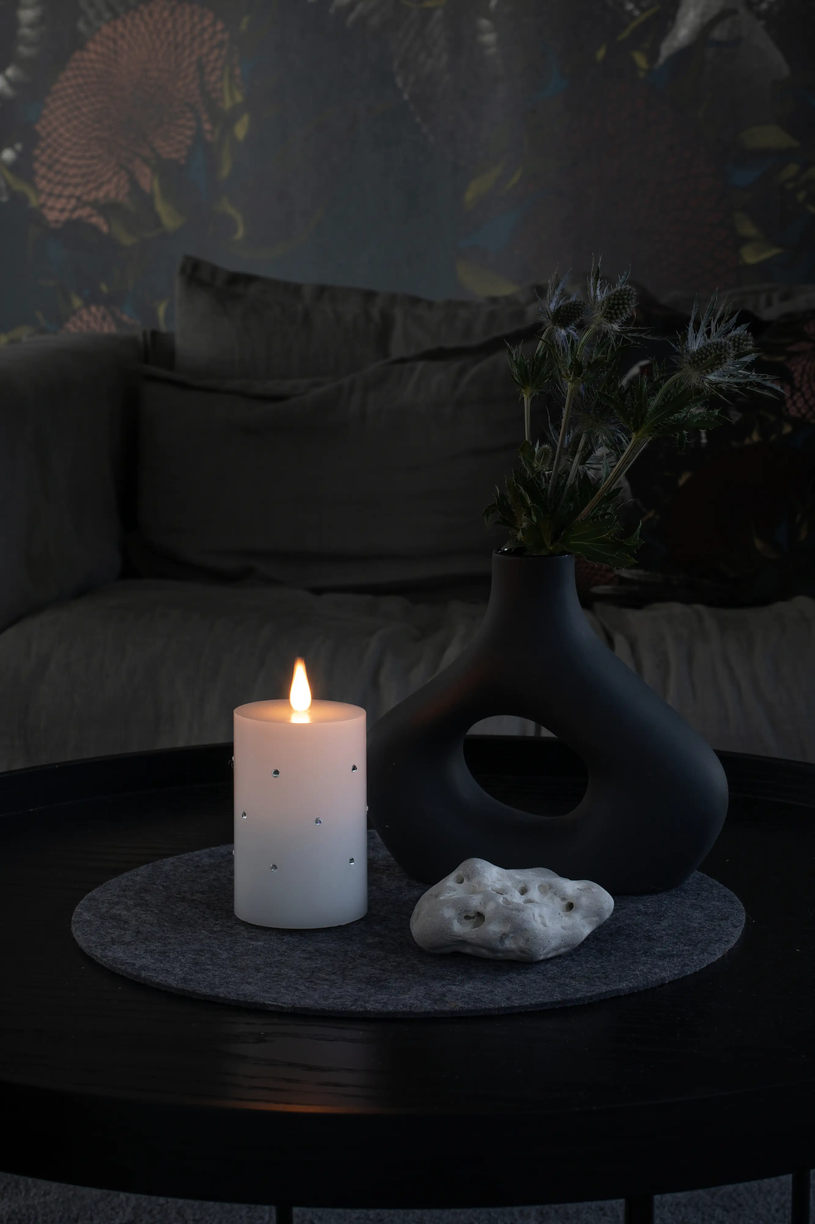 Konstsmide LED Echtwachskerze weiß mit 3D Flamme und Kristallen