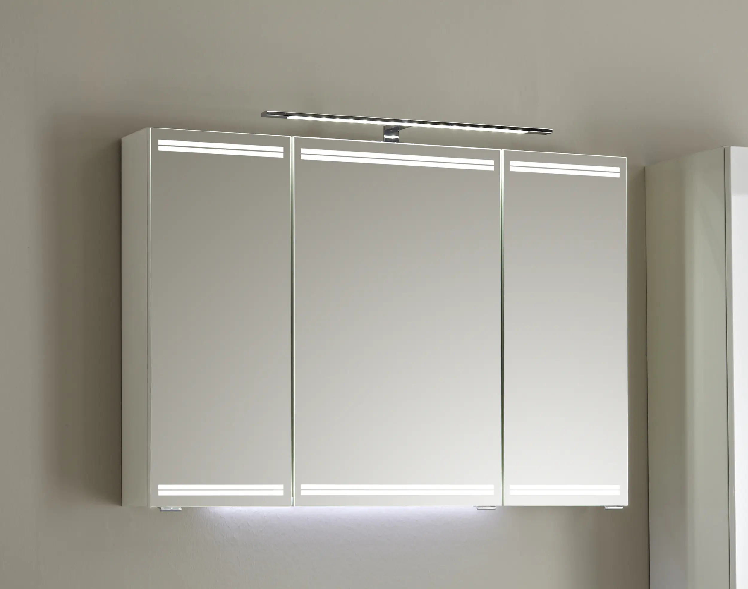 Pelipal Badmöbel-Set Pineo Weiß Hgl/Weiß Glanz mit Waschplatzbeleuchtung + Hochschrank 130 cm