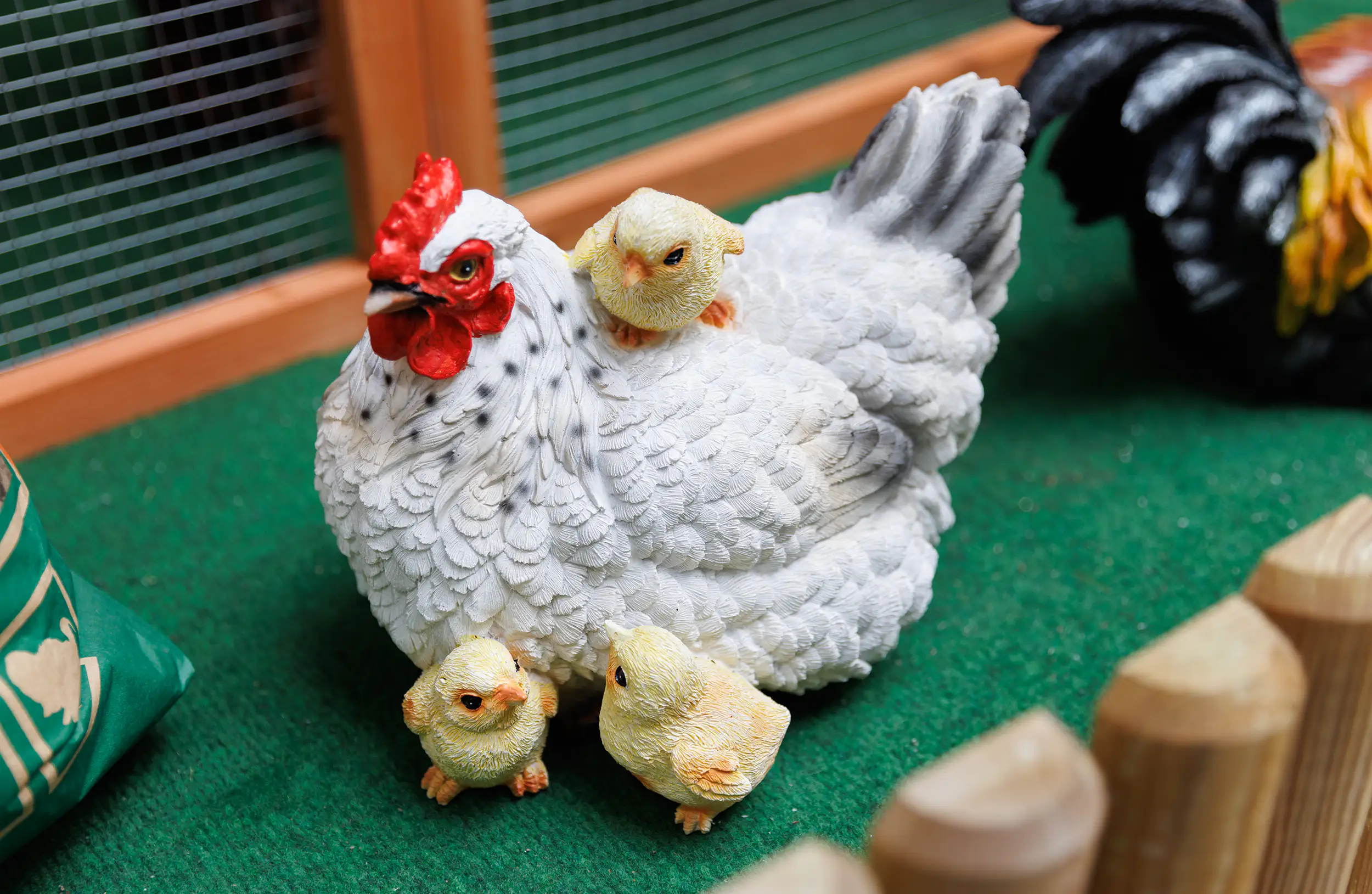 Dekofigur Henne weiß mit Küken  20 x 20,5 x 25,5 cm