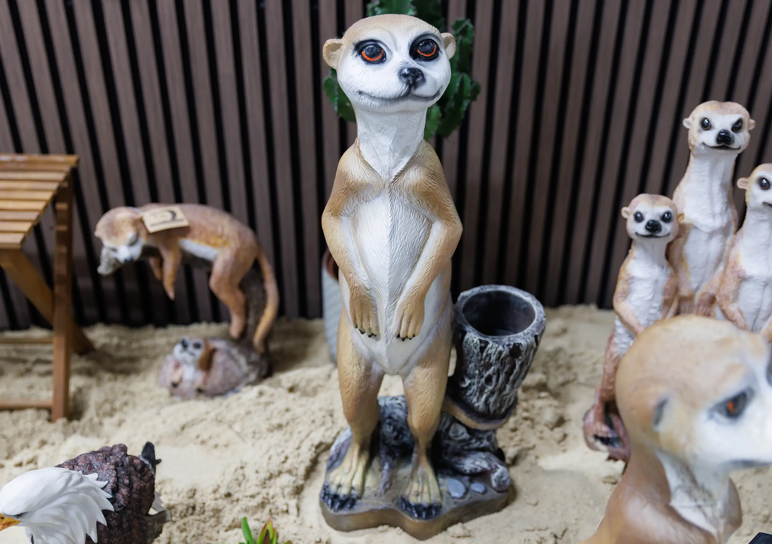 Dekofigur Erdmännchen mit Topf 62 x 28 x 16 cm  Dekofigur Erdmännchen mit Topf 62 x 28 x 16 cm