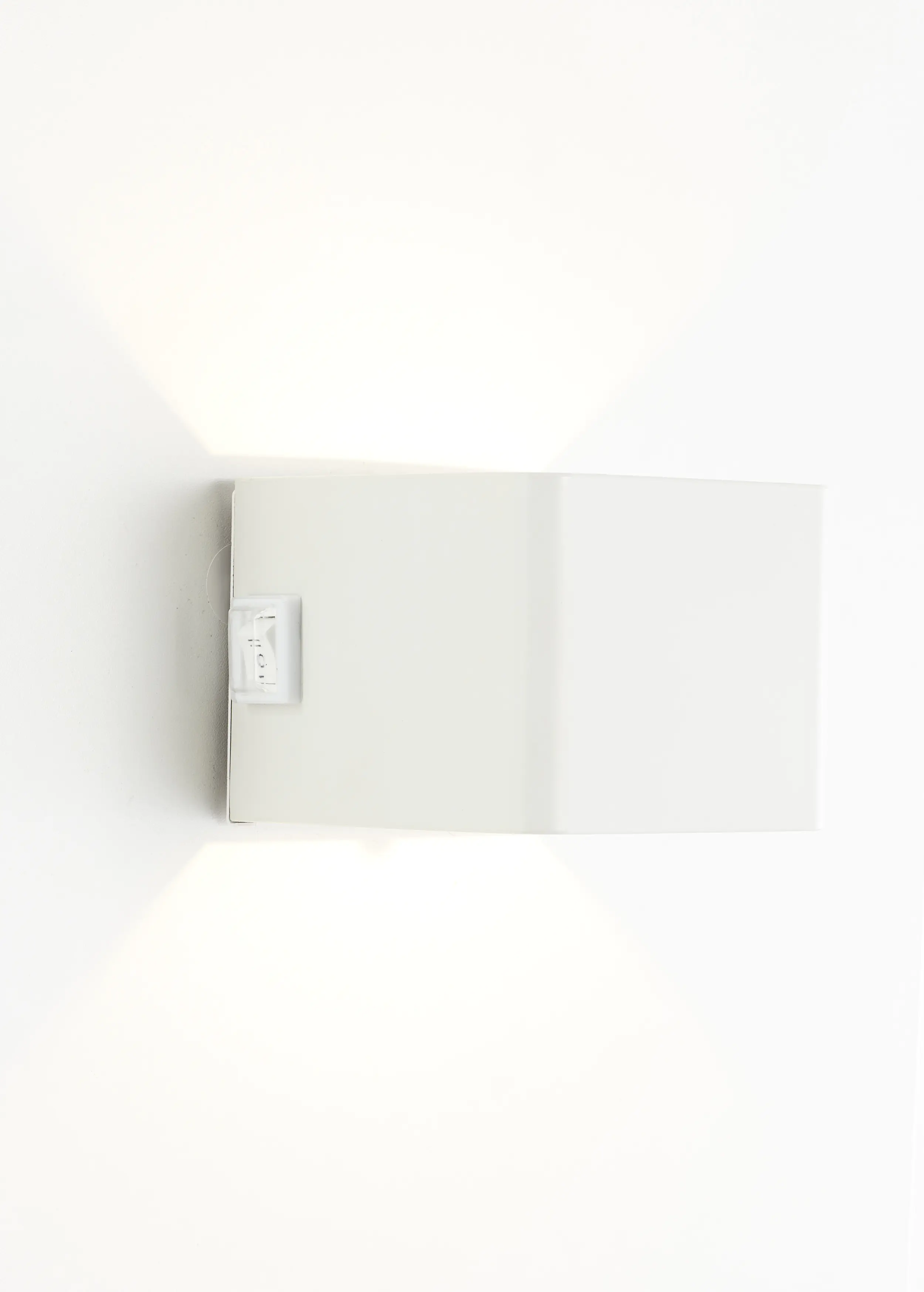 Brilliant Iseo LED Außenleuchte 4 W mit Bewegungsmelder und USB-Anschluss weiß Brilliant Iseo LED Außenleuchte 4 W mit Bewegungsmelder und USB-Anschluss weiß