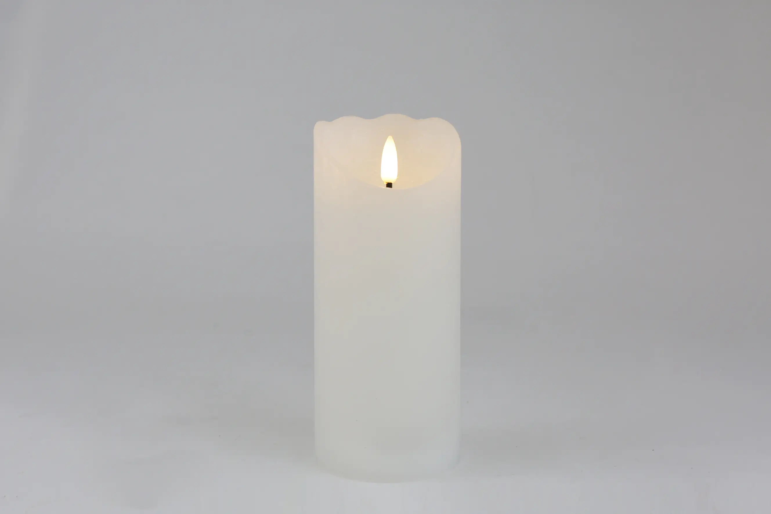 TrendLine LED Wachskerze mit Flamme  Batteriebetrieb weiß 17,5 cm