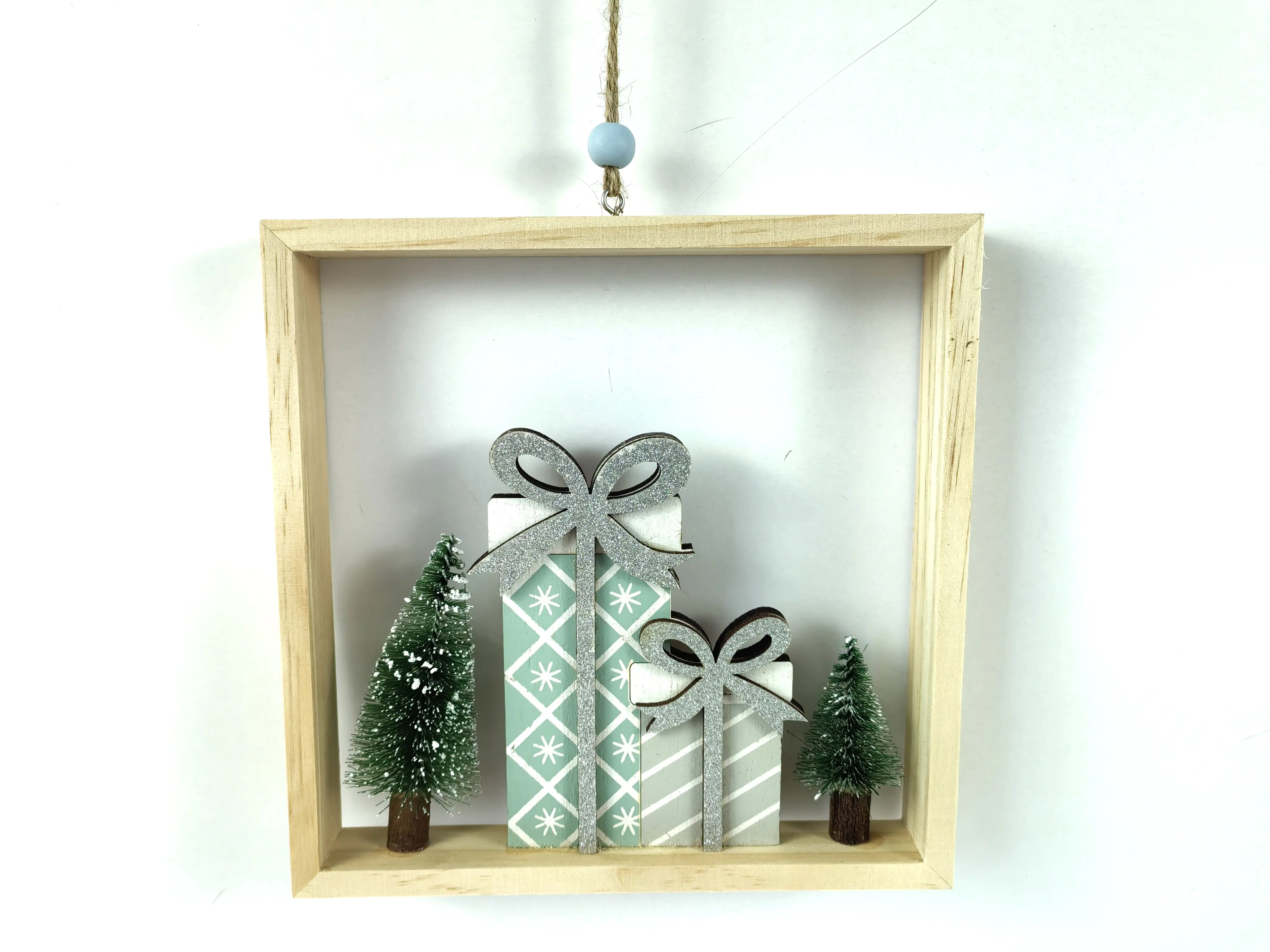 TrendLine Deko Weihnachtsanhänger Holz Geschenk 18 x 3,5 x 18 cm grün weiß