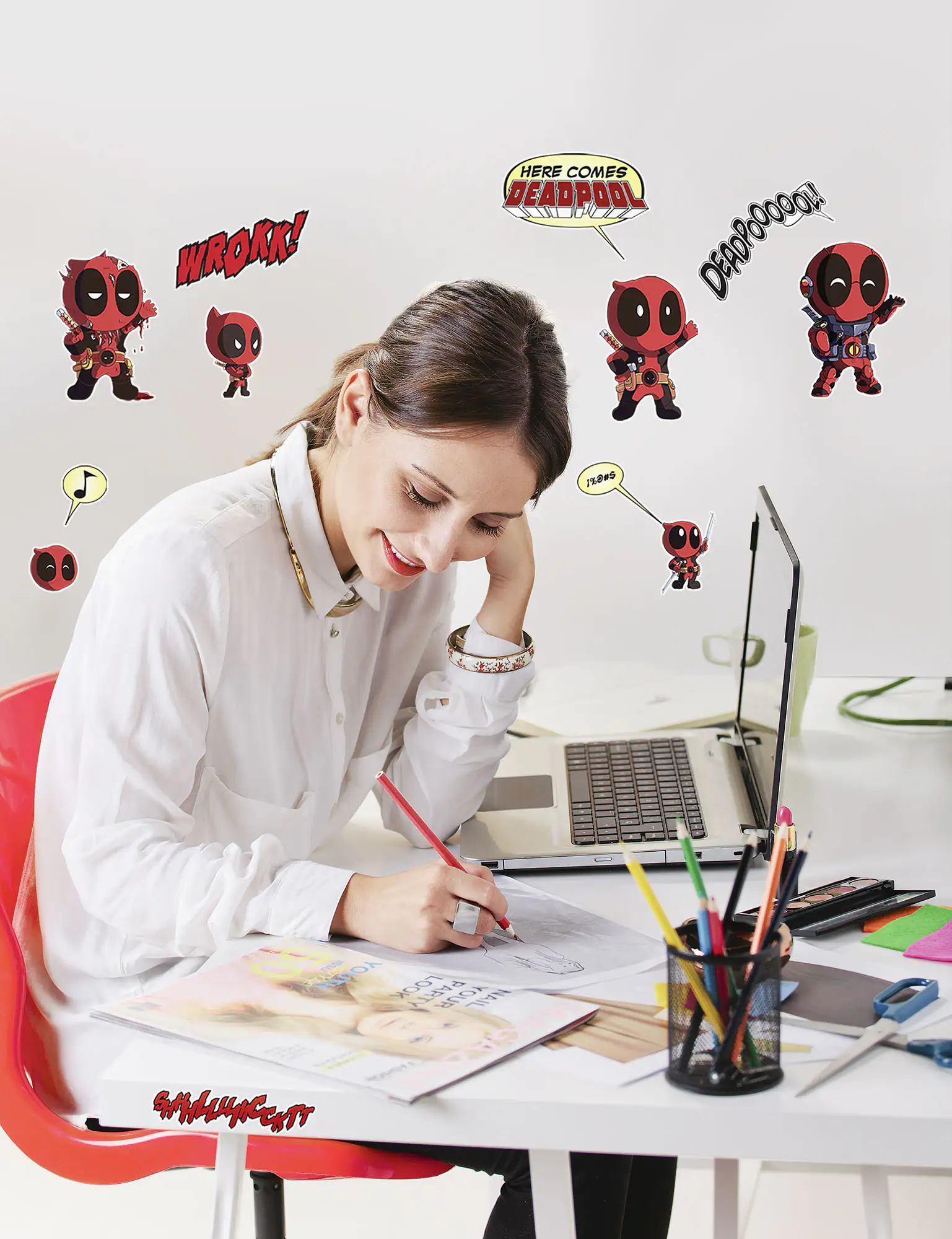 Komar Dekosticker Deadpool Cute 50 x 70 cm Komar Dekosticker Deadpool Cute 50 x 70 cm