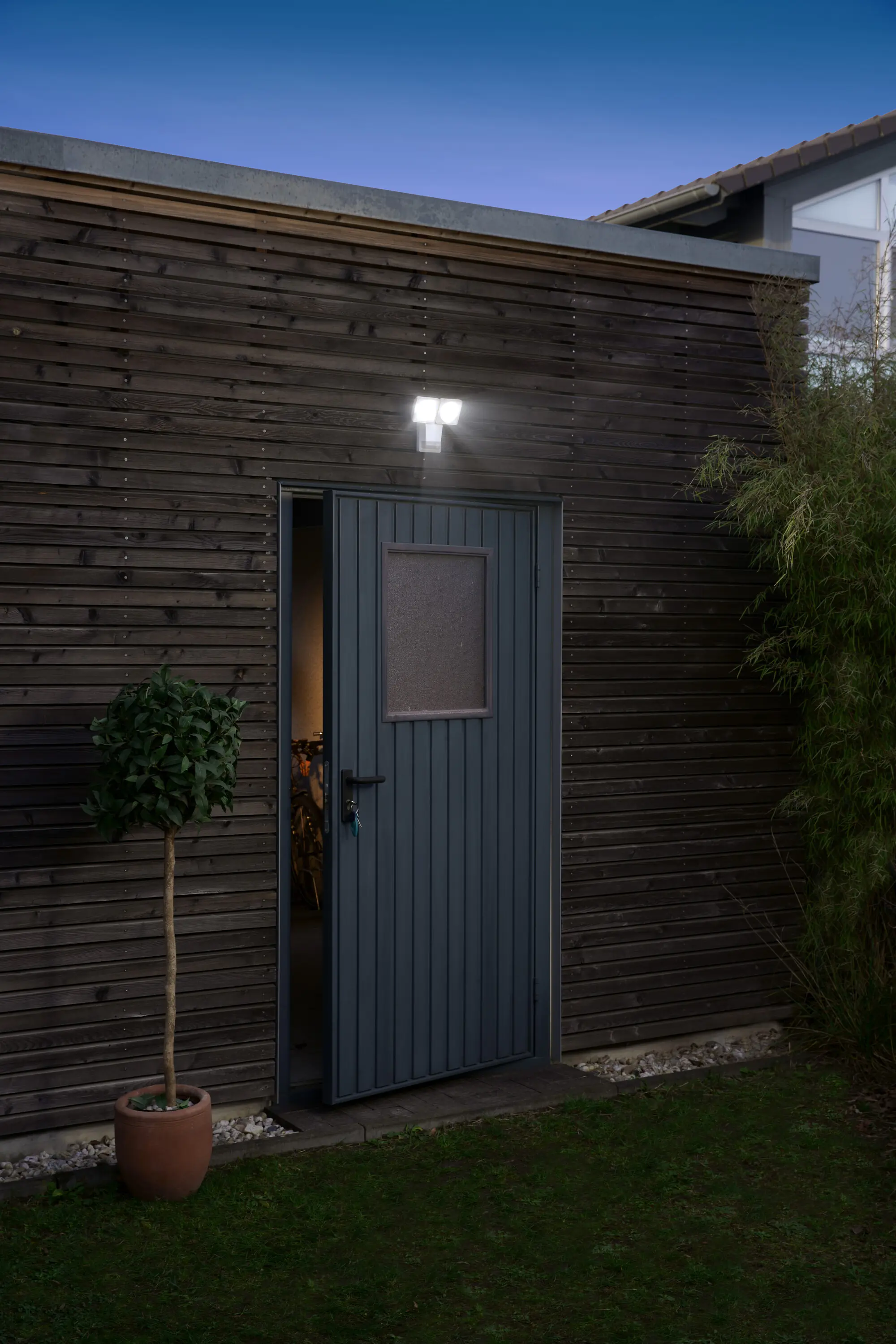 Ledvance LED Außenleuchte Endura Pro Spot Sensor weiß Ledvance LED Außenleuchte Endura Pro Spot Sensor weiß