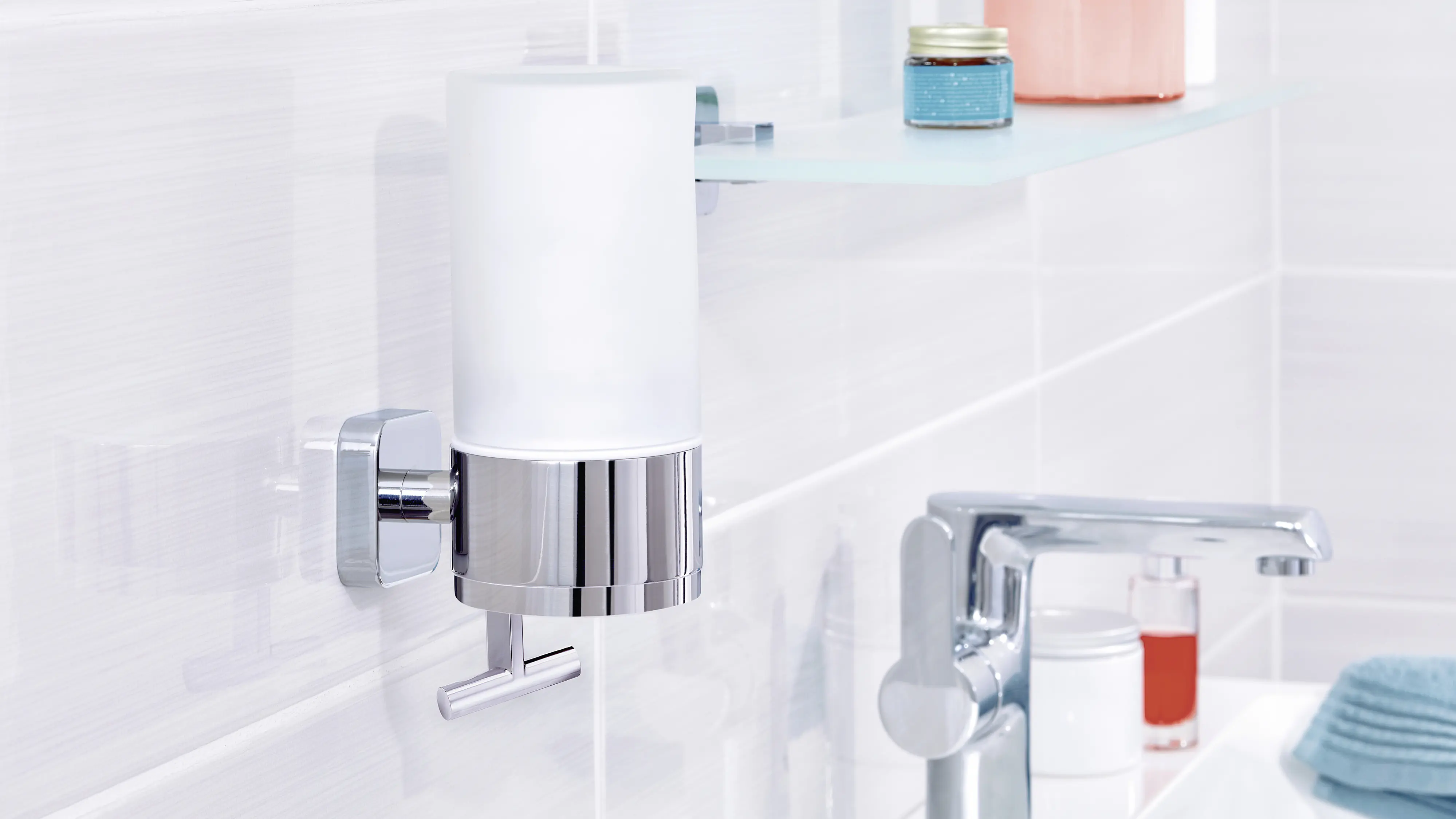 tesa Seifenspender Elegaant Metall und Milchglas, chrom/weiß