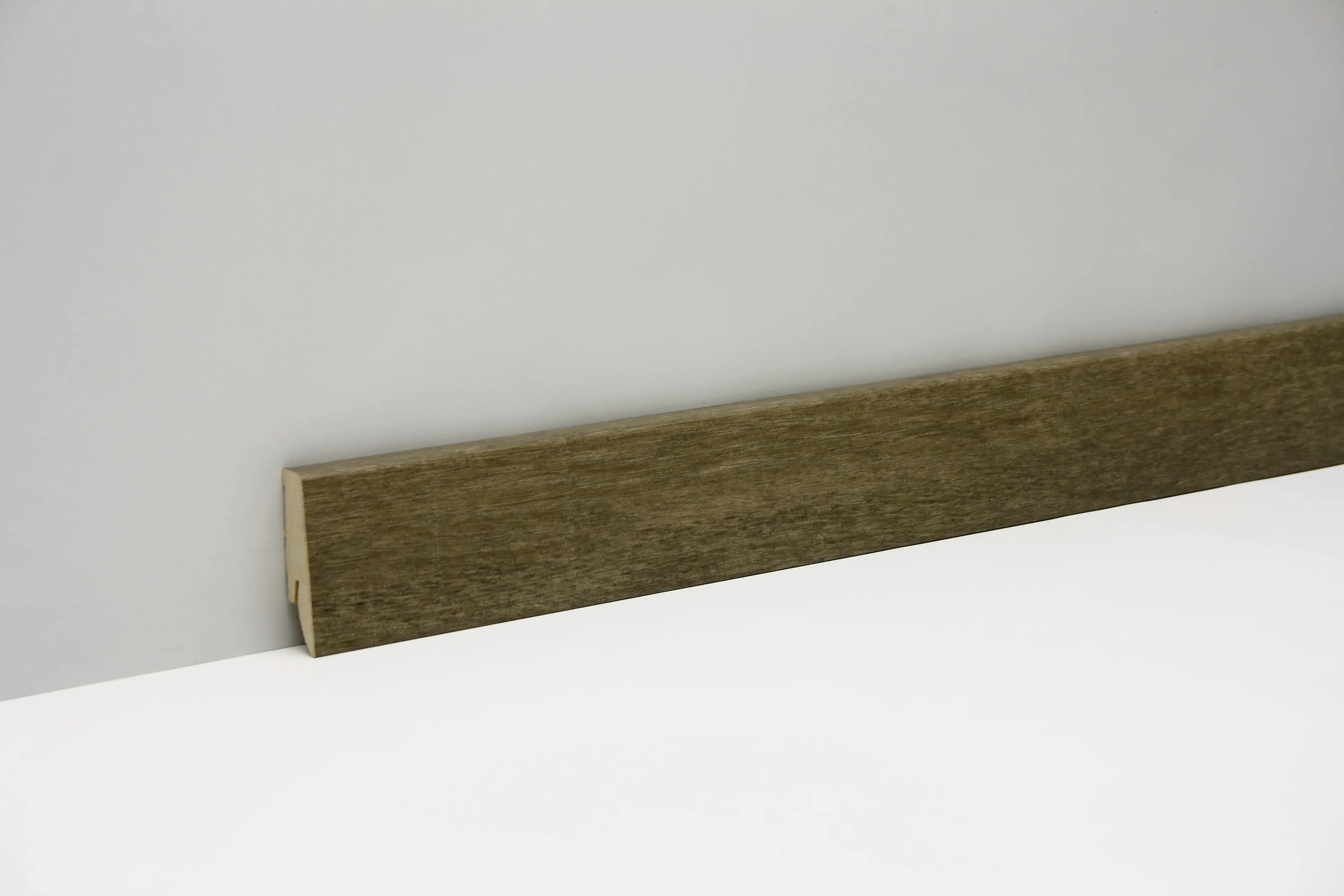 Classen Clip-Fußleiste 240 cm 58 x 19 mm Eiche sägerau dunkel Classen Clip-Fußleiste 240 cm 58 x 19 mm Eiche sägerau dunkel