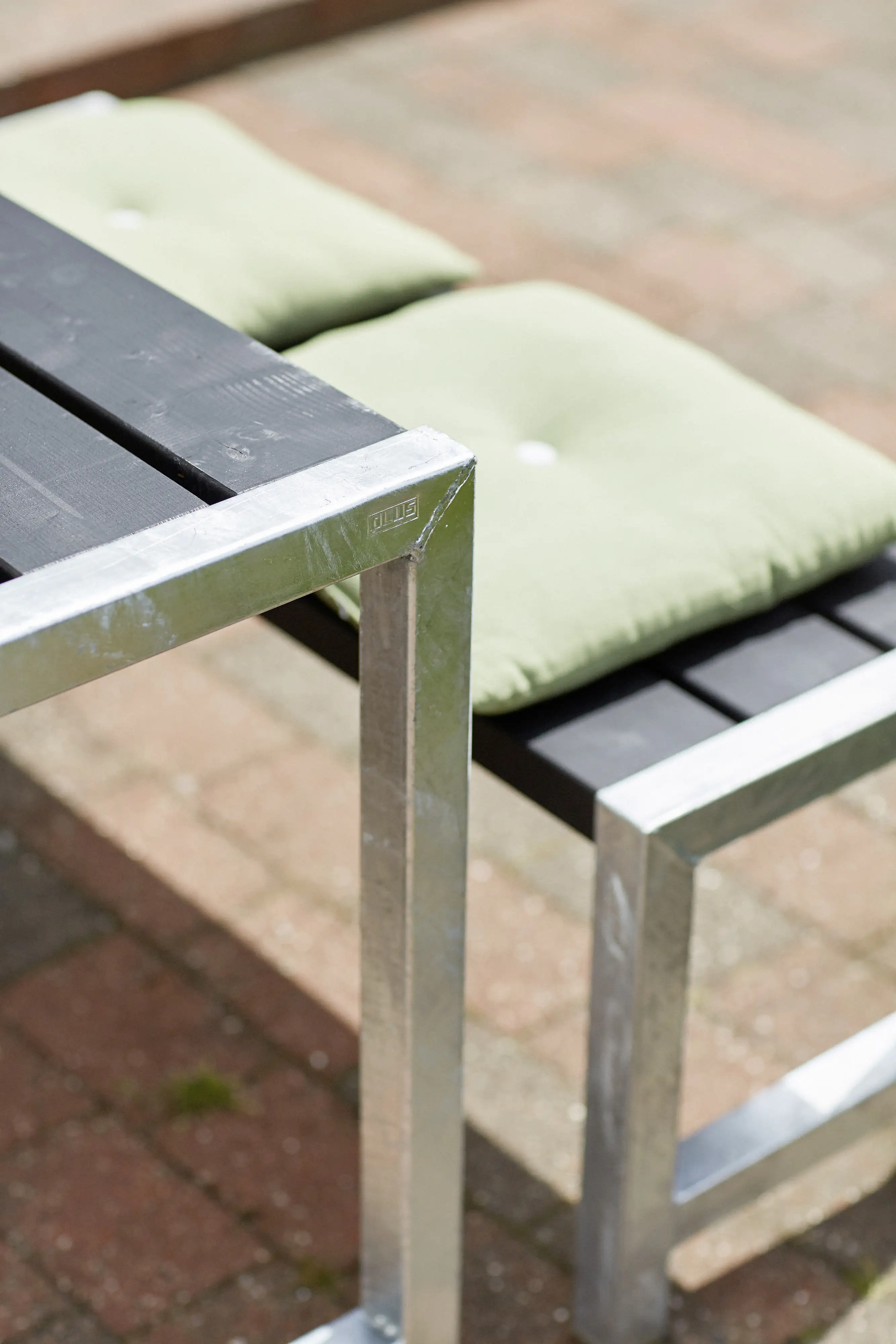 Plus Cafegarnitur Tisch und 2 Bänke & 1 Rückenlehne RAL 9005 Schwarz