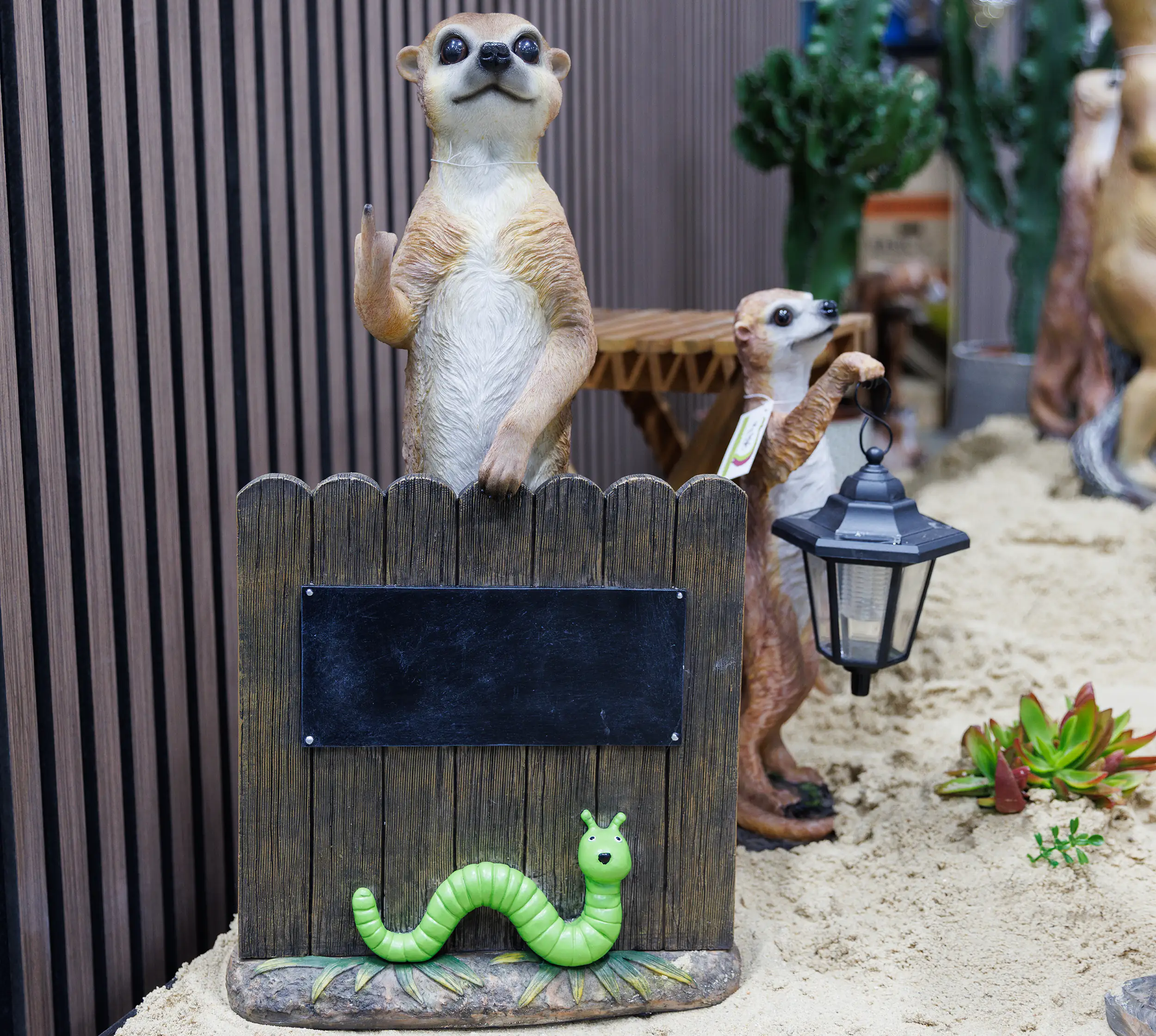 Dekofigur Erdmännchen am Zaun 62 x 30 cm braun Dekofigur Erdmännchen am Zaun 62 x 30 cm braun