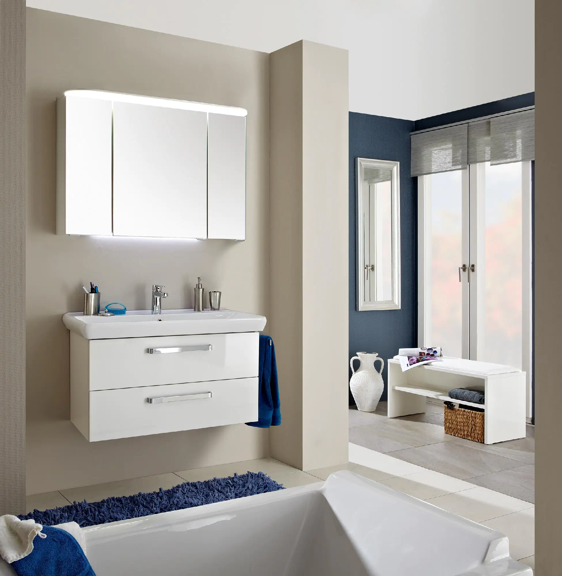 Pelipal Badmöbel-Set Pineo Weiß Hgl/Weiß Glanz mit Keramik-Waschtisch + Kranz-Leuchte 96 cm