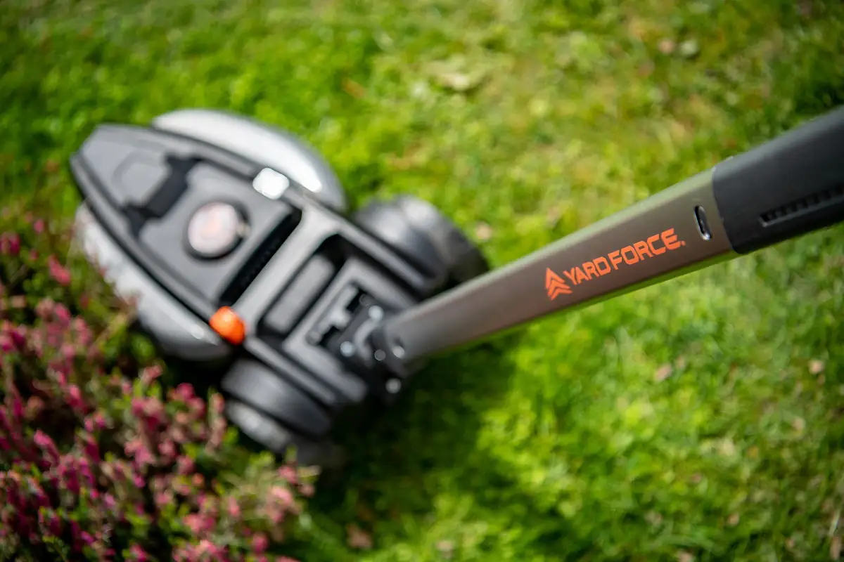 Yard Force Akku Einhandmäher iFlex 12 V / 4 Ah + 4 Ah Akku Yard Force Akku Einhandmäher iFlex 12 V / 4 Ah + 4 Ah Akku