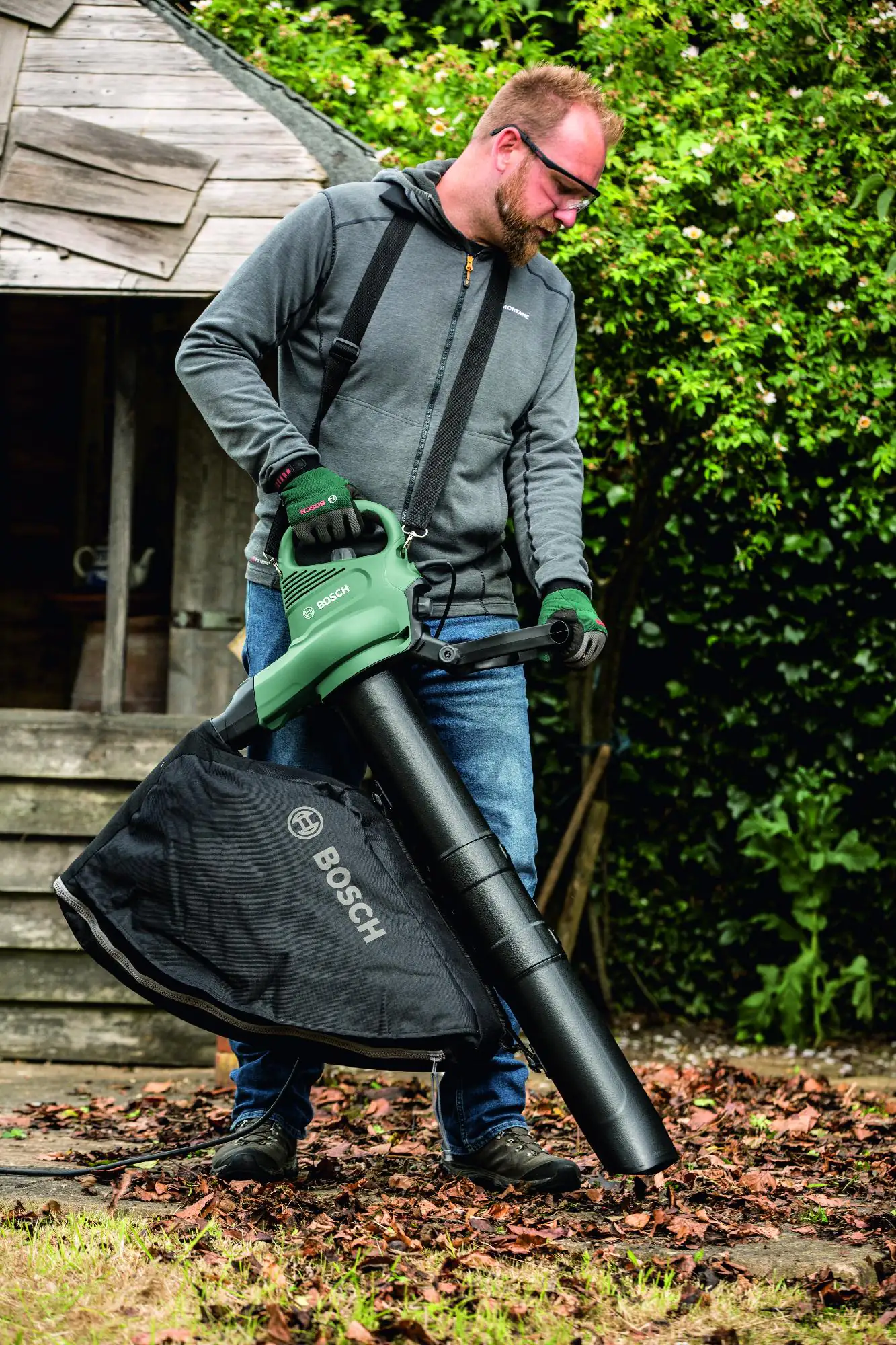 Bosch Gartensauger UniversalGardenTidy 2300 1600-2300 Watt Bosch Gartensauger UniversalGardenTidy 2300 1600-2300 Watt