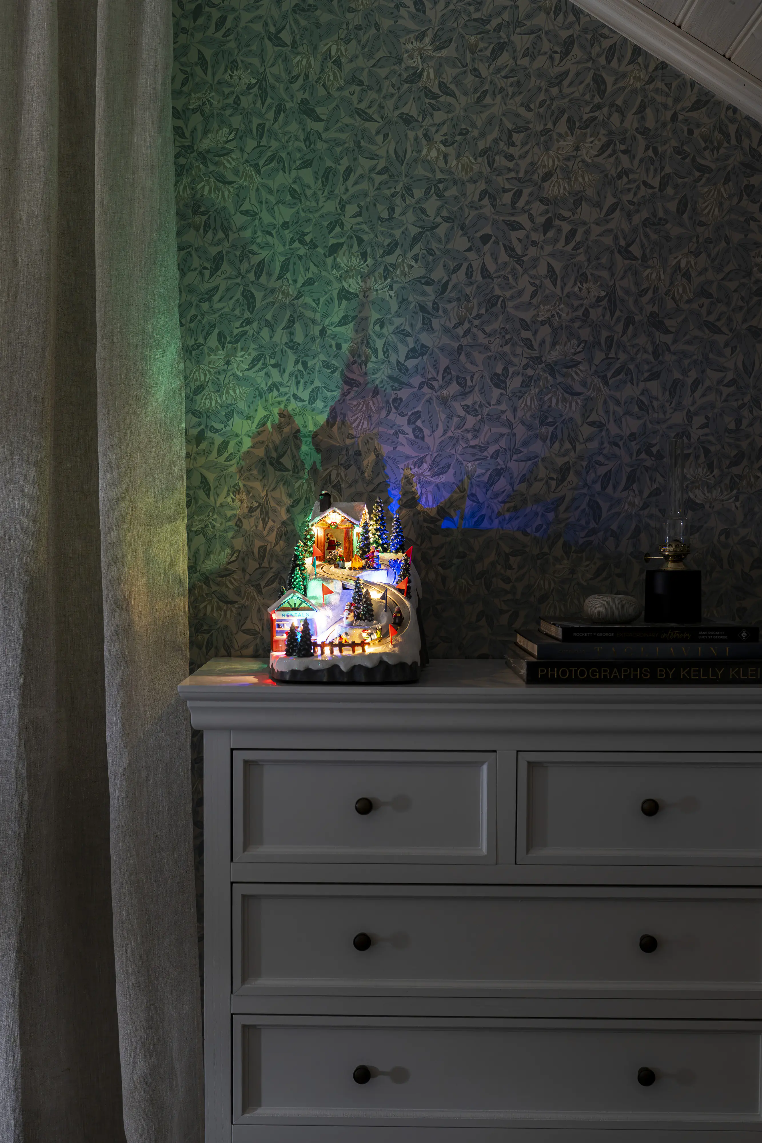 Konstsmide LED-Szenerie Rodelbahn und Weihnachtsmusik batteriebetrieben mit Timer 26 x 36 cm bunt