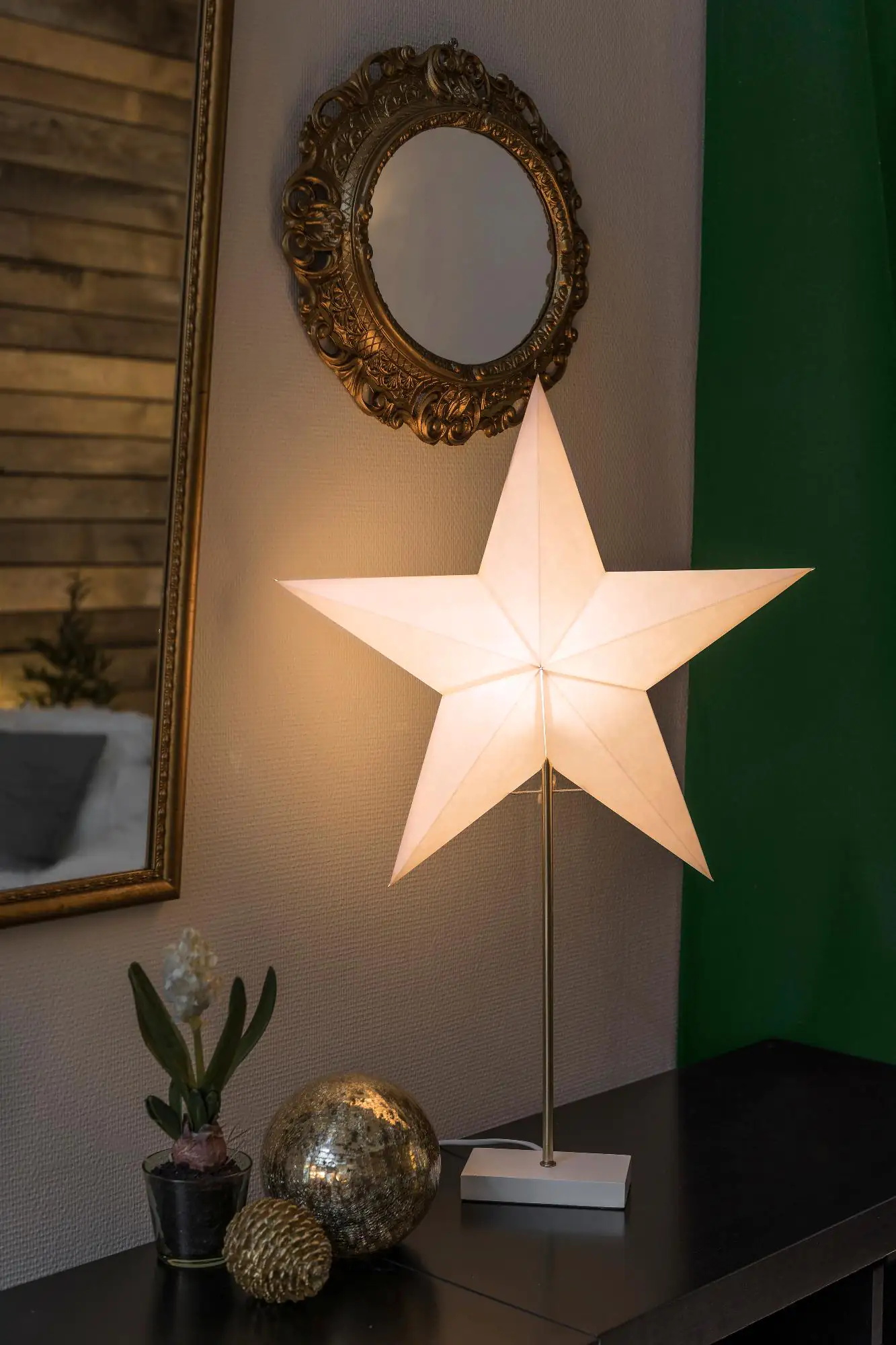 Konstsmide Papierstern weiß mit weiß lackiertem Holz-Fuß für Innen