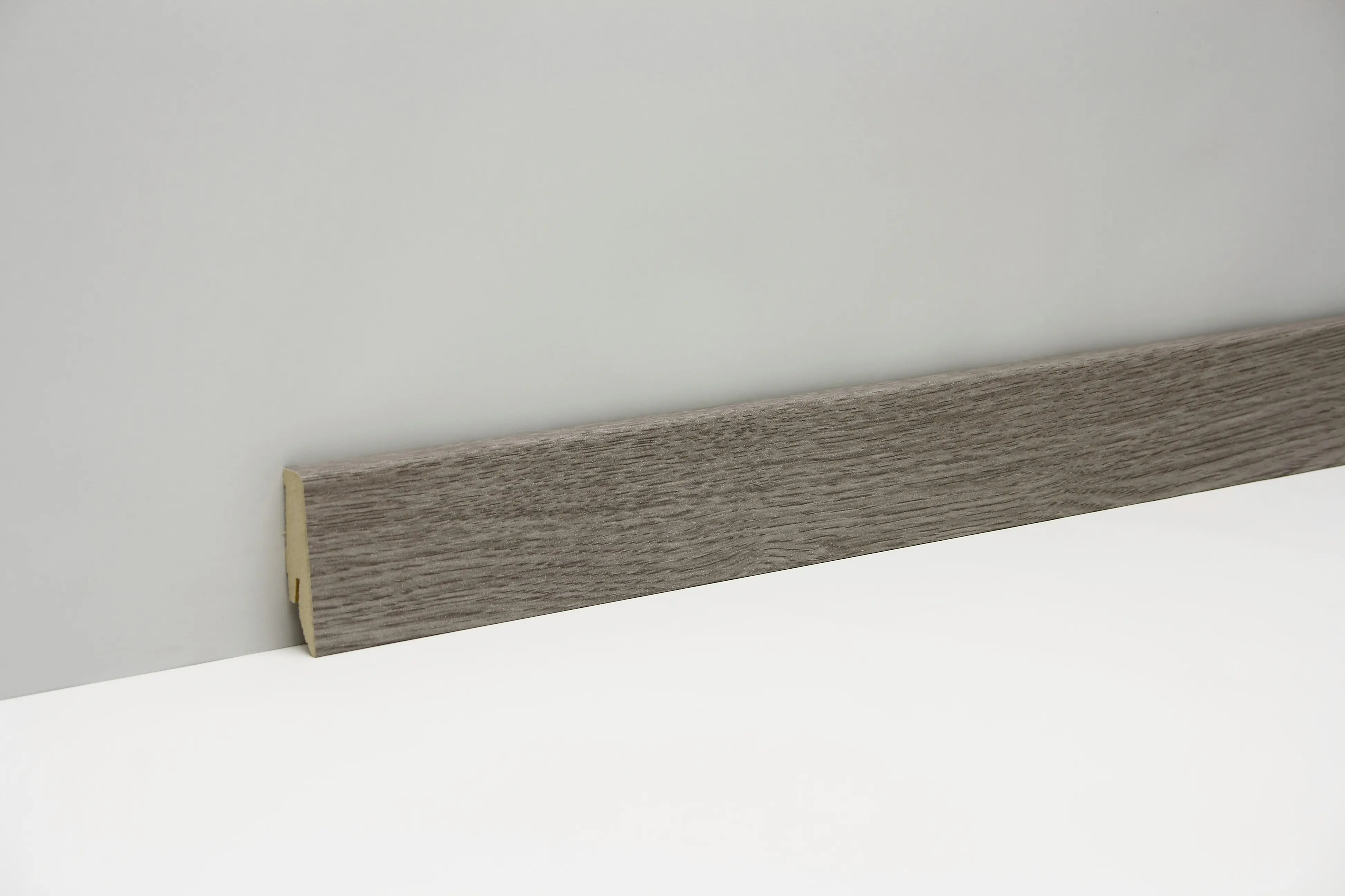 Classen Clip-Fußleiste 240 cm 58 x 19 mm Eiche Mammut grau Classen Clip-Fußleiste 240 cm 58 x 19 mm Eiche Mammut grau