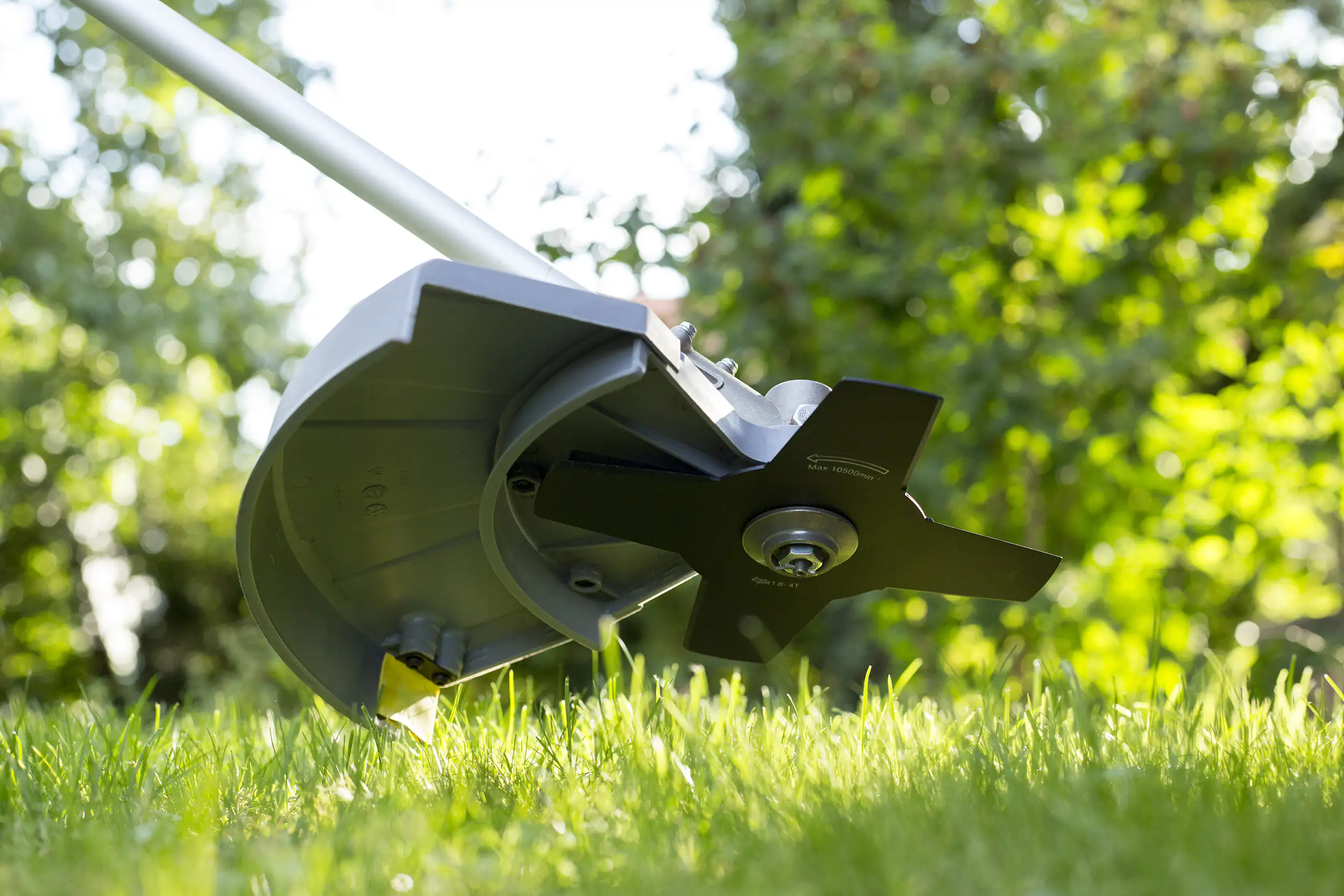 4010951730921_01 Ikra Benzin-Freischneider IBF 25-1 43 cm Schnittkreis