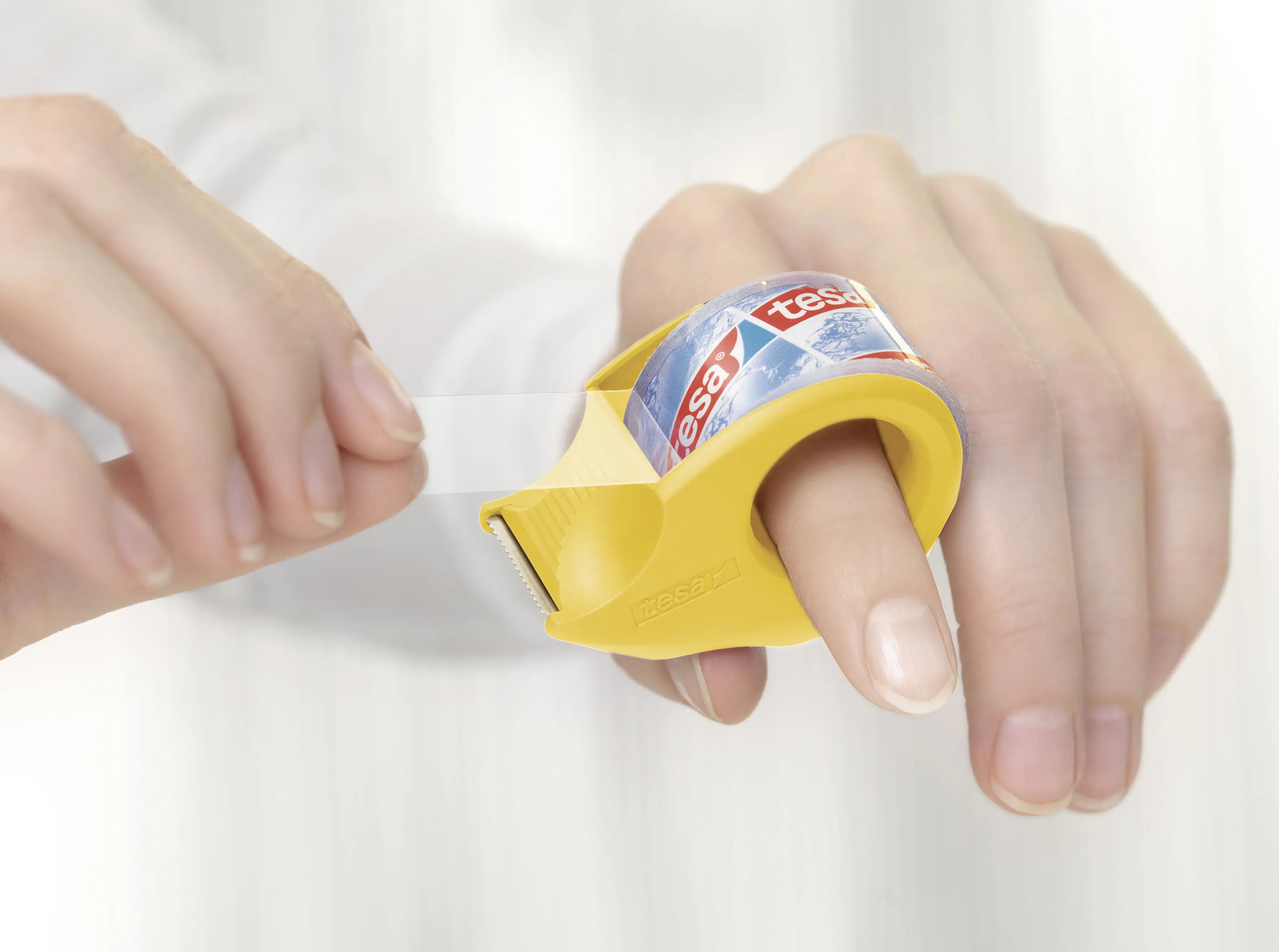 tesa Mini Abroller mit 2 Rollen Klebefilm 2 x 10 m x 19 mm