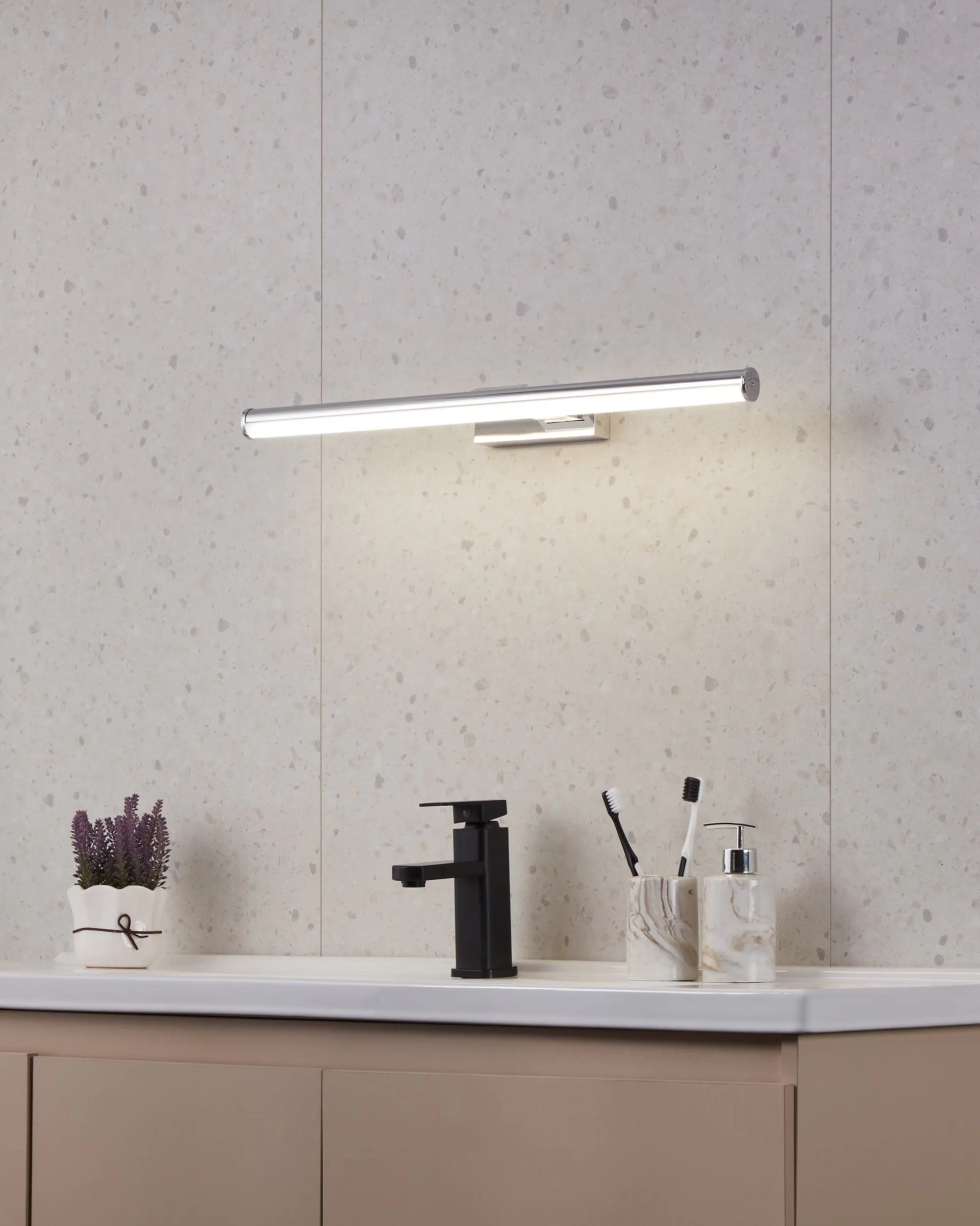 Eglo Spiegelleuchte Vadumi chrom 60 x 5 cm neutralweiß Eglo Spiegelleuchte Vadumi chrom 60 x 5 cm neutralweiß