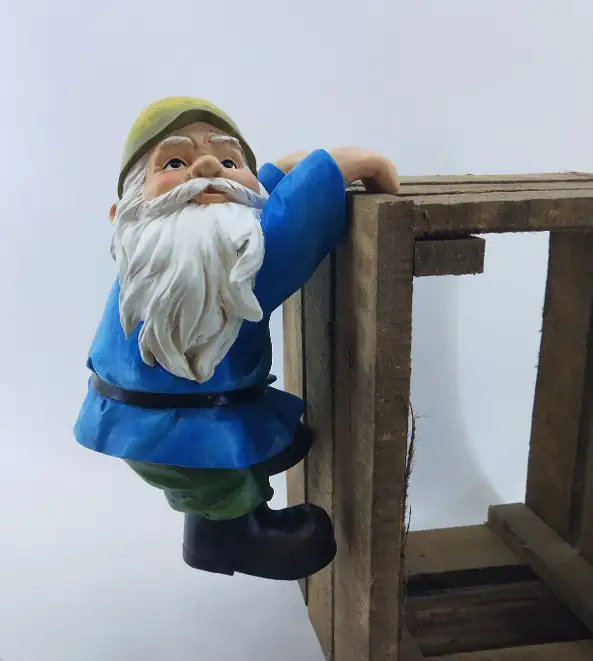 Dekofigur Gartenzwerg hängend 23 x 16,5 x 16,5 cm