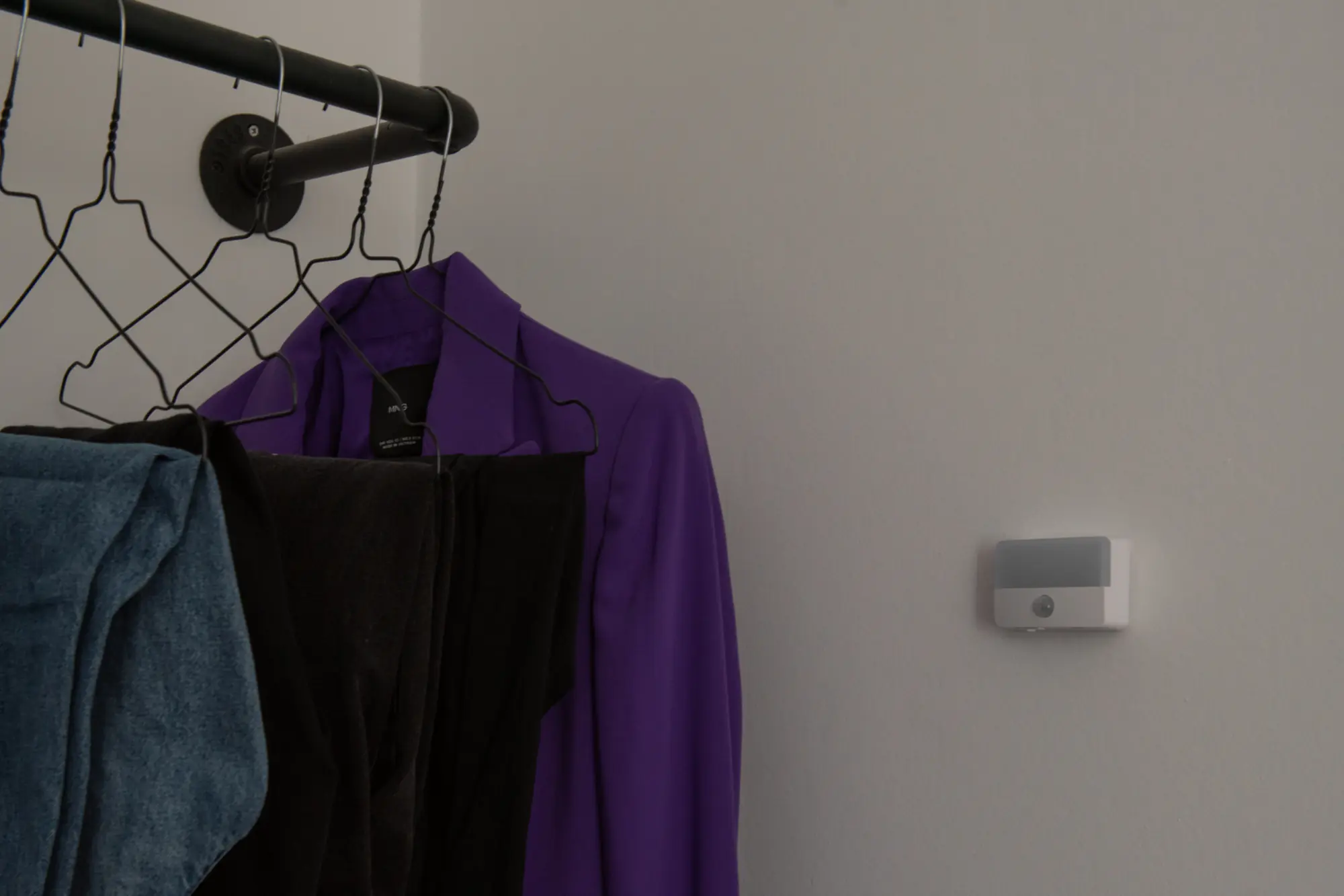 Unitec LED-Nachtlicht mit Bewegungsmelder + Dämmerungssschalter USB wiederaufladbar weiß