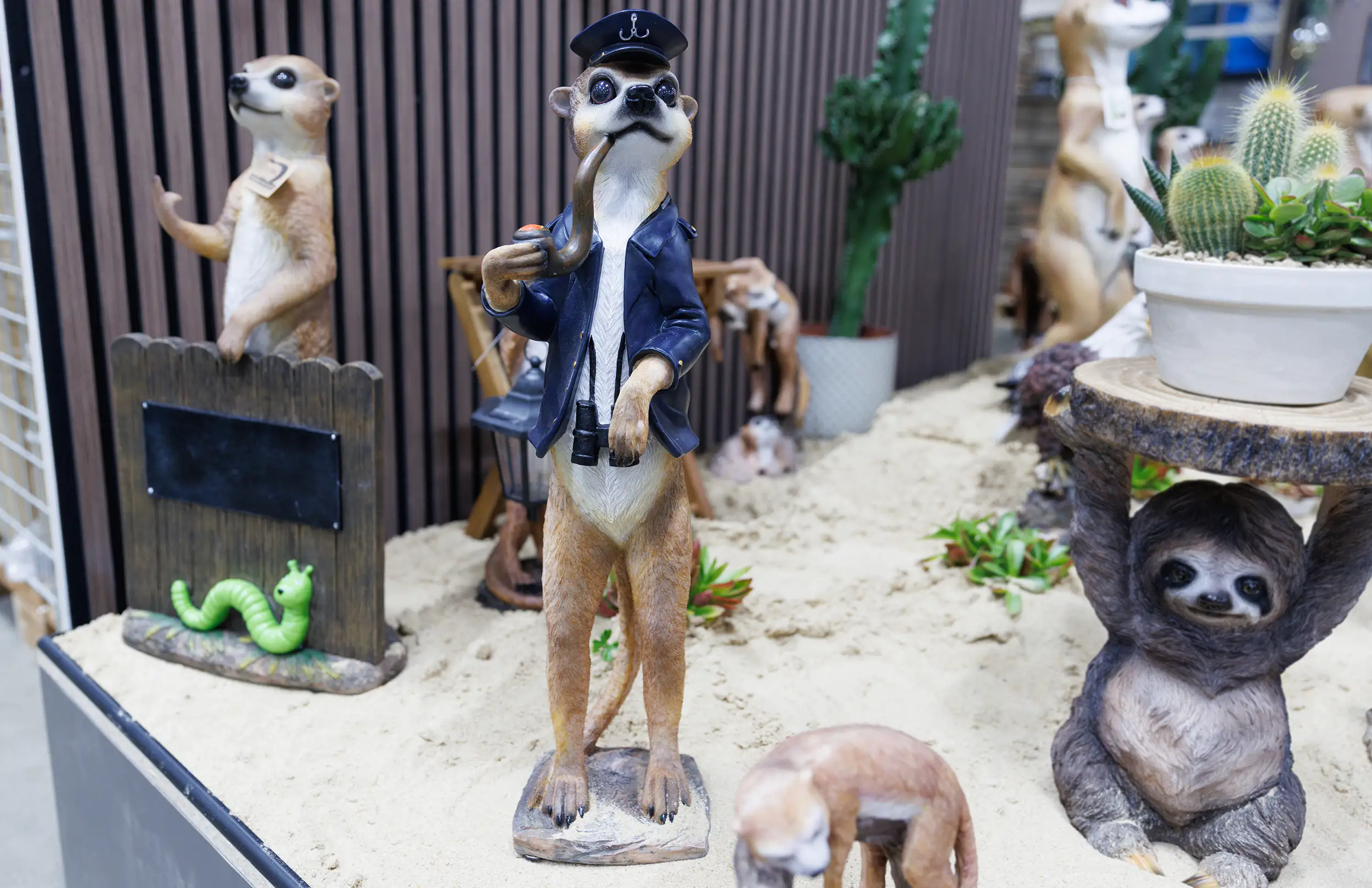 Dekofigur Erdmännchen Kapitän 62 x 20 cm braun blau