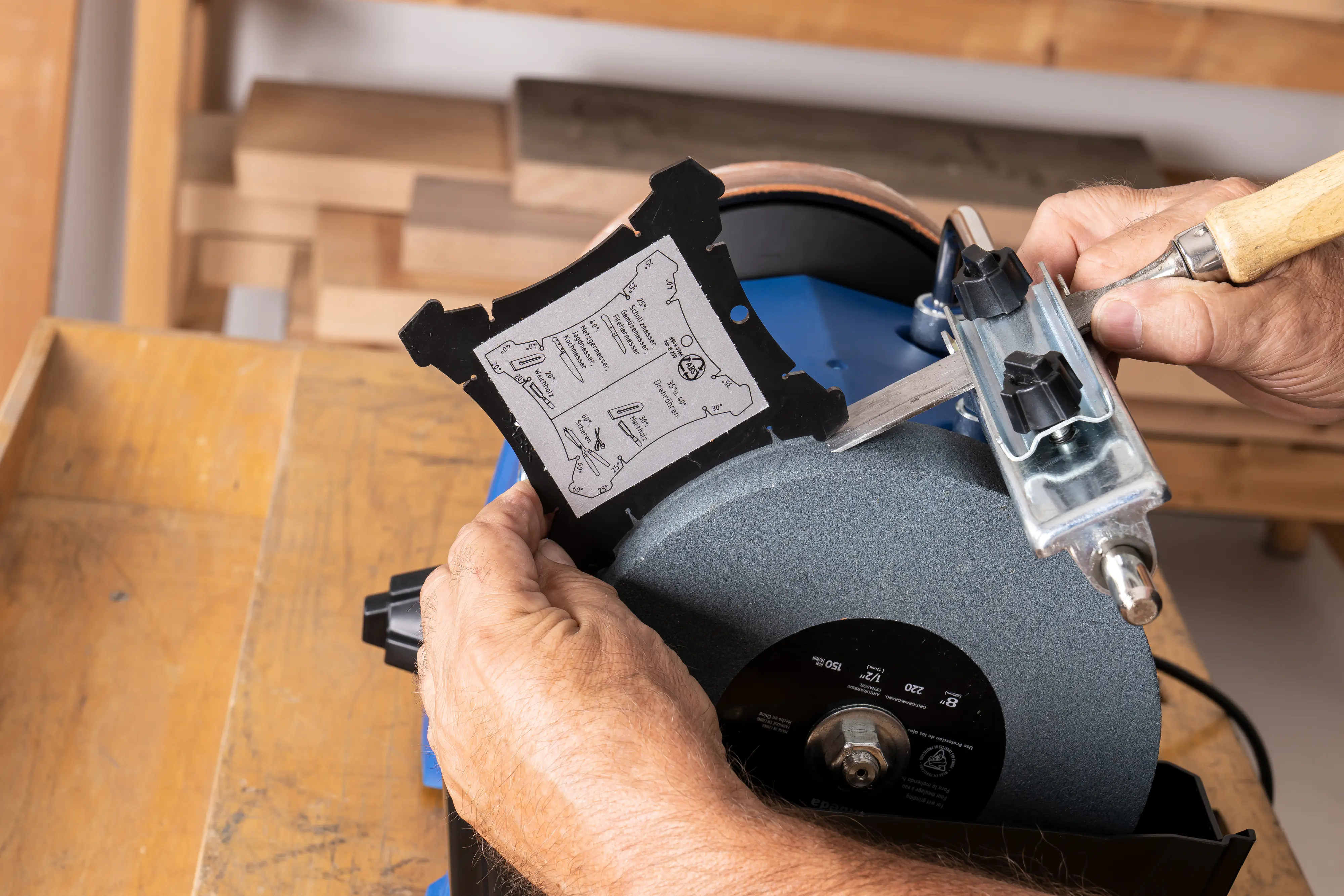 Scheppach Nass-Schleifsystem TIGER 7000S 200 W 115 U/min 250 mm Korund-Schleifstein