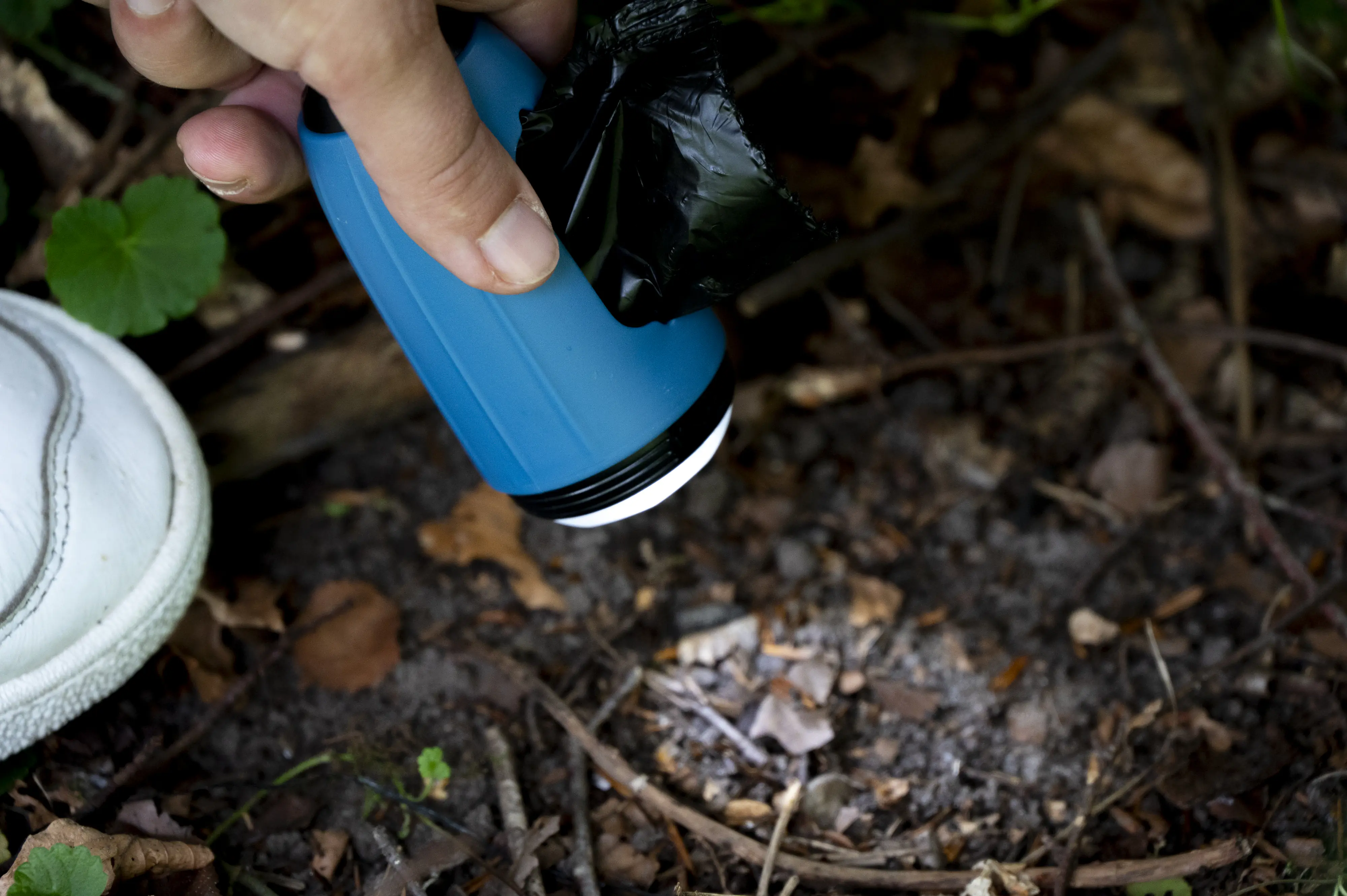 Dobar Kotbeutelhalter mit Lampe inkl. 15 Beutel Dobar Kotbeutelhalter mit Lampe inkl. 15 Beutel