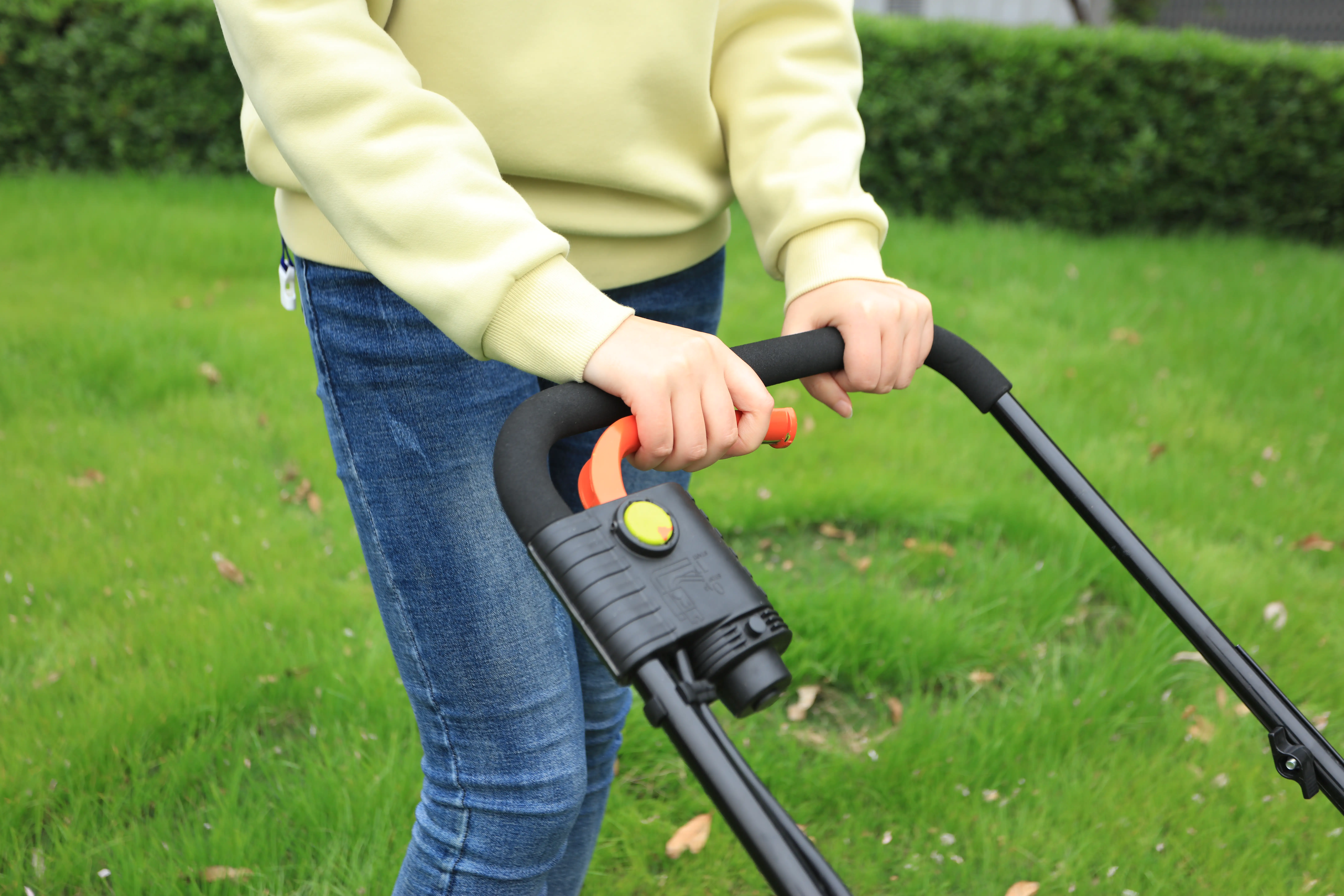 Yard Force Akku-Spindelmäher LM C38 20 V , 38 cm Schnittbreite Yard Force Akku-Spindelmäher LM C38 20 V , 38 cm Schnittbreite