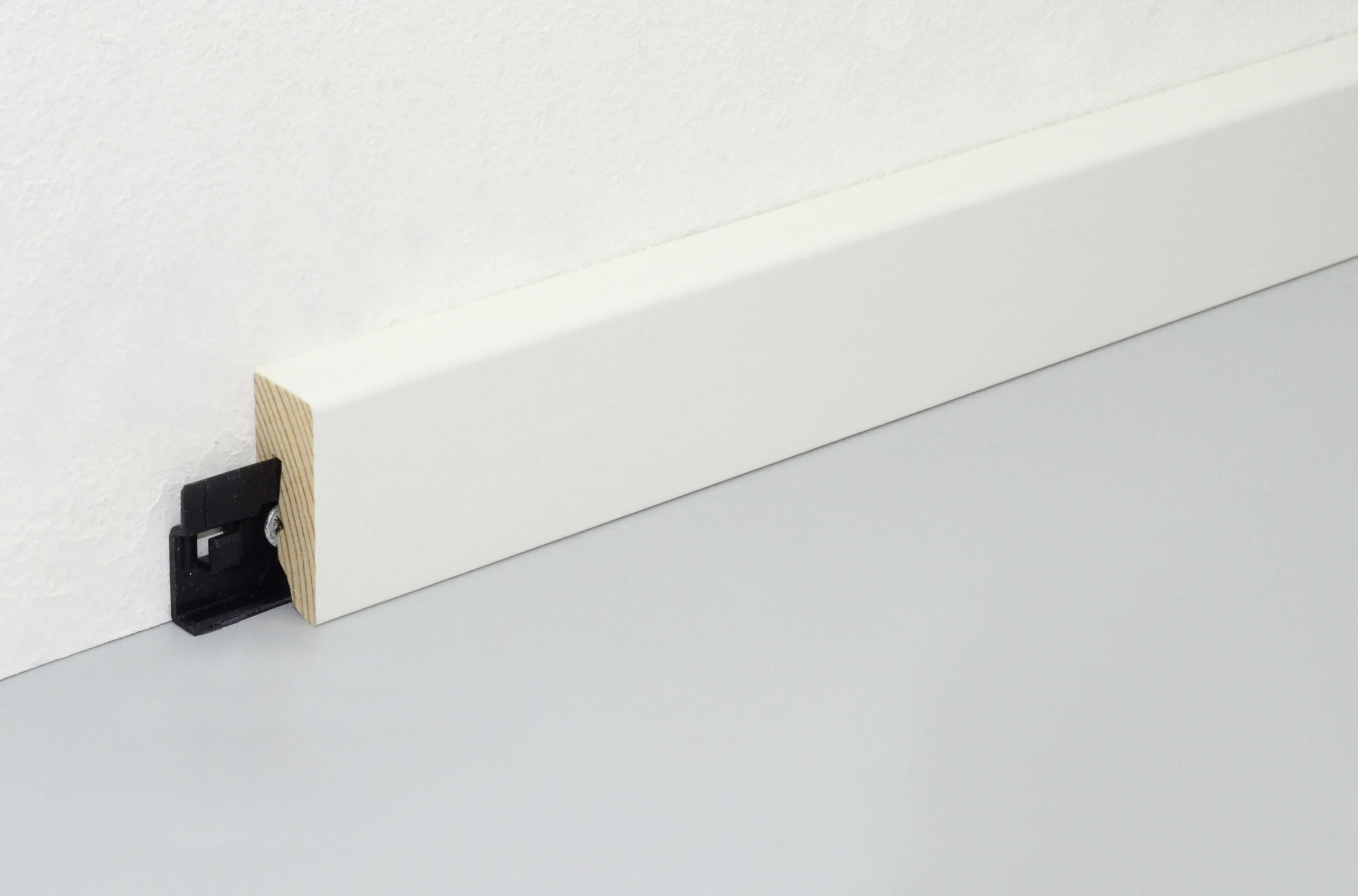 FN Neuhofer Sockelleiste eckig RAL9010 240 cm 40 x 16 mm Fichte/Kiefer