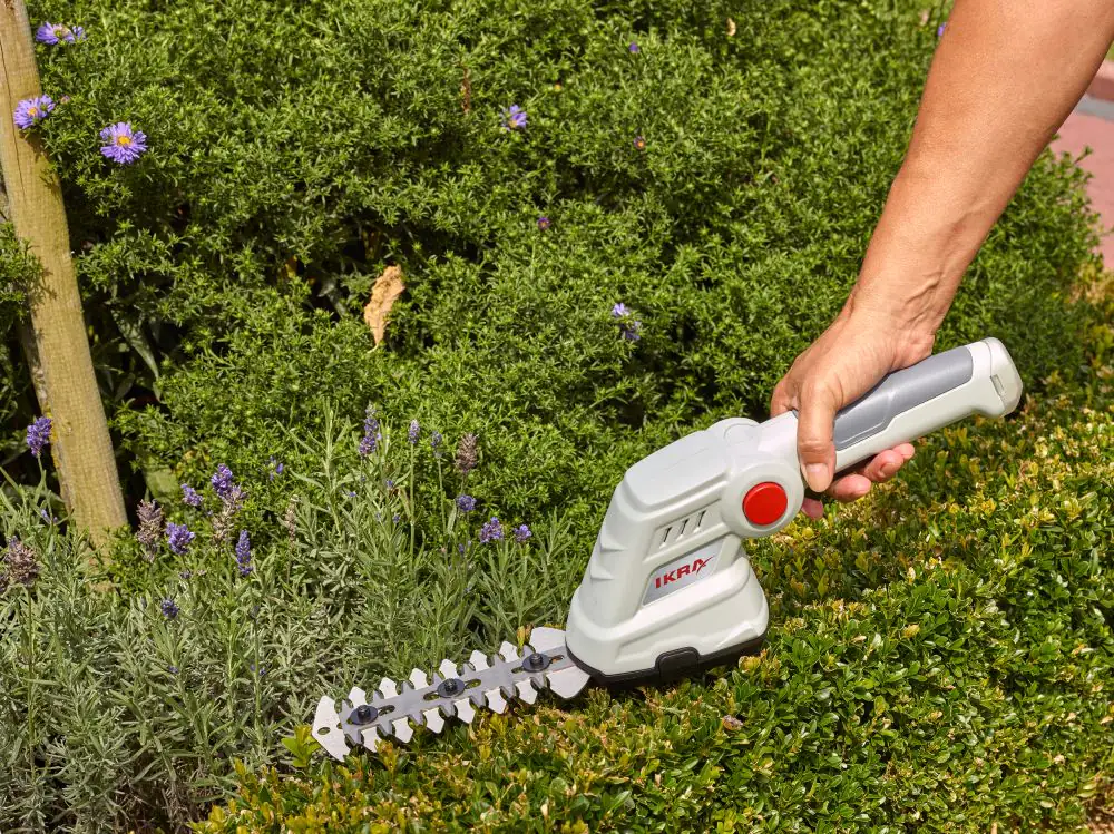 Ikra Akku Gras- und Strauchschere IGBS 3.6 USB, inkl. Ladegerät