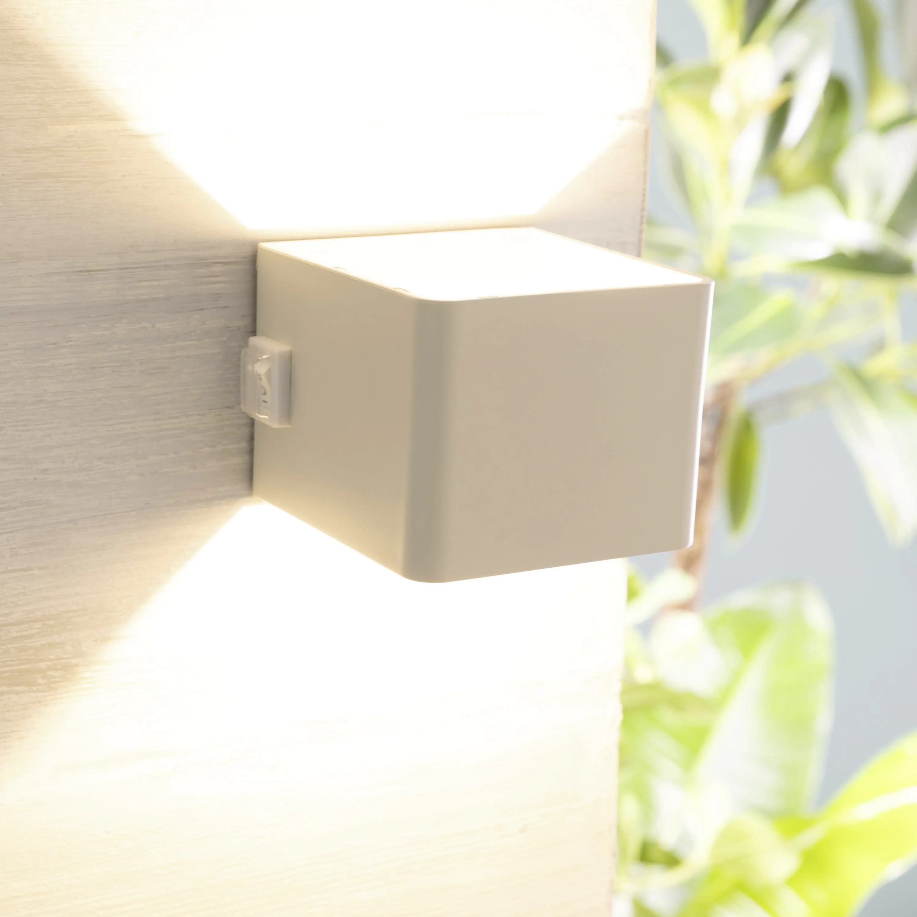 Brilliant Iseo LED Außenleuchte 4 W mit Bewegungsmelder und USB-Anschluss weiß Brilliant Iseo LED Außenleuchte 4 W mit Bewegungsmelder und USB-Anschluss weiß