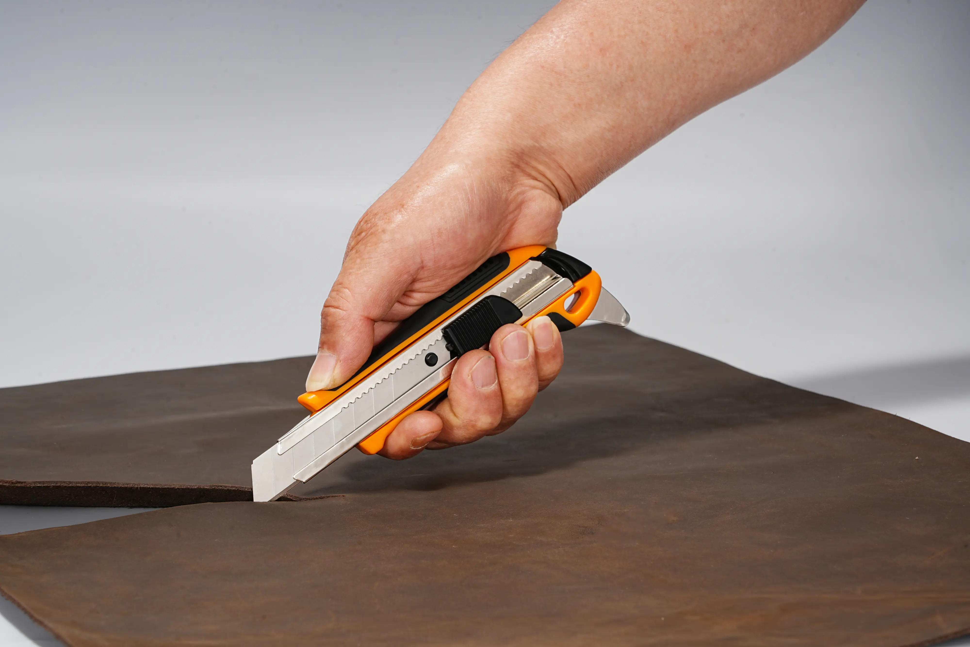 Primaster Cuttermesser 18 mm mit Auto-Lock und integriertem Dosenöffner